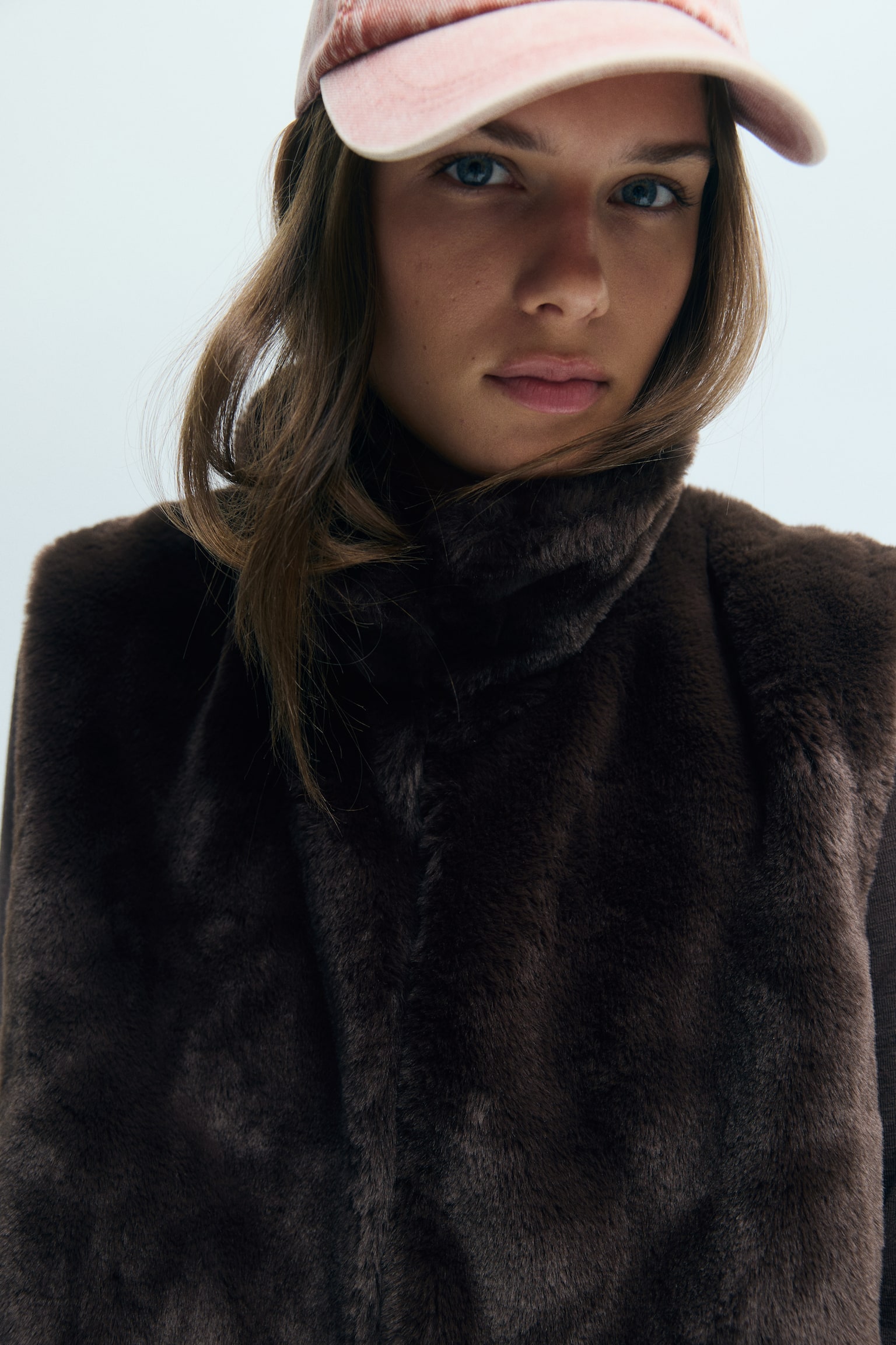 Женский жилет H&M Fluffy Vest with Funnel Collar, цвет: Тёмный коричневый — фото 3