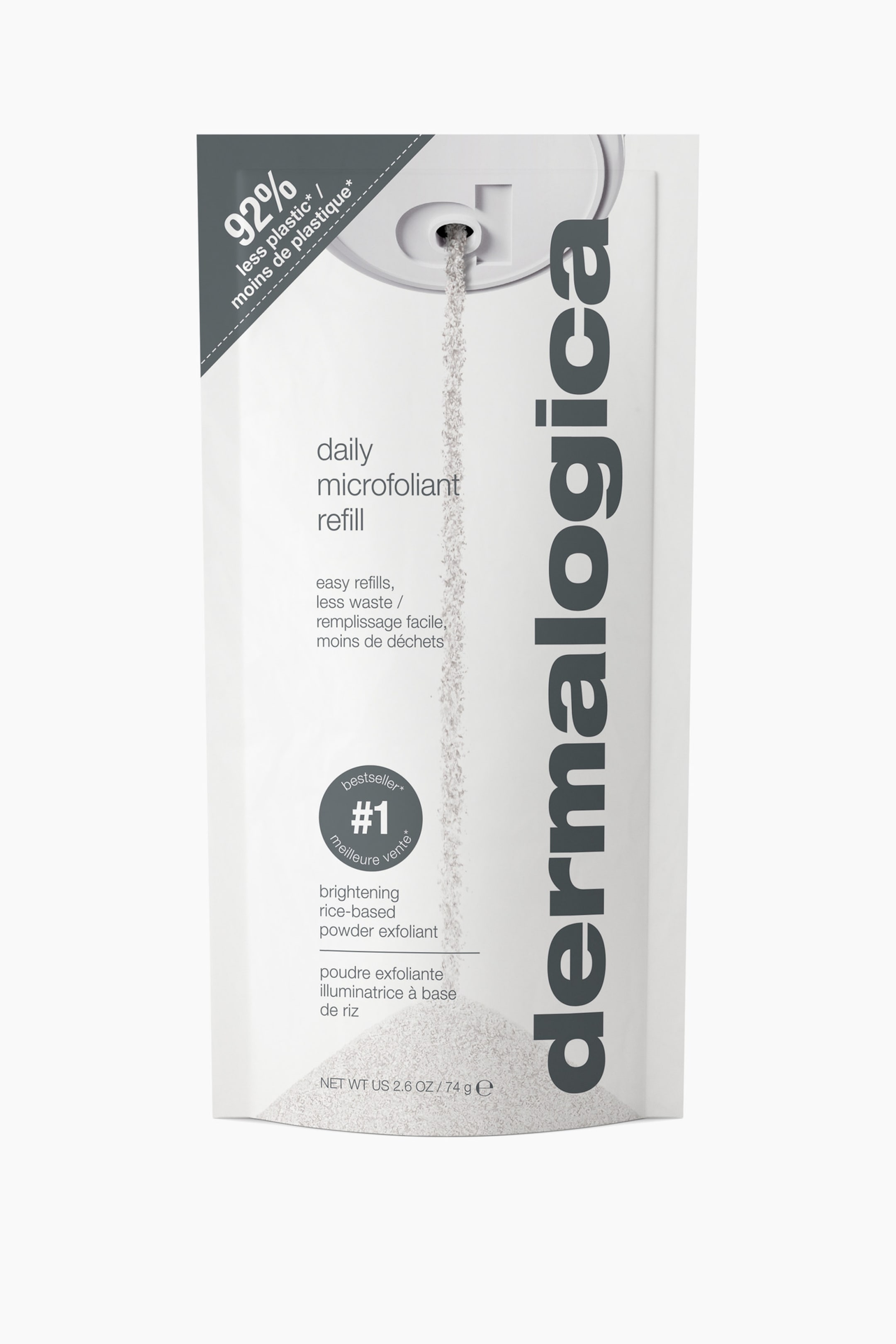 Visa större bild: En framifrånvy av Dermalogica Daily Microfoliant Refill-påsen visar en ström av fint vitt pulver som hälls från en grafisk illustration av ett dispenserlock nära toppen ner i en hög längst ned. Den vita förpackningen visar vertikal grå varumärkesprofilering på höger sida och produktinformation i mitten.