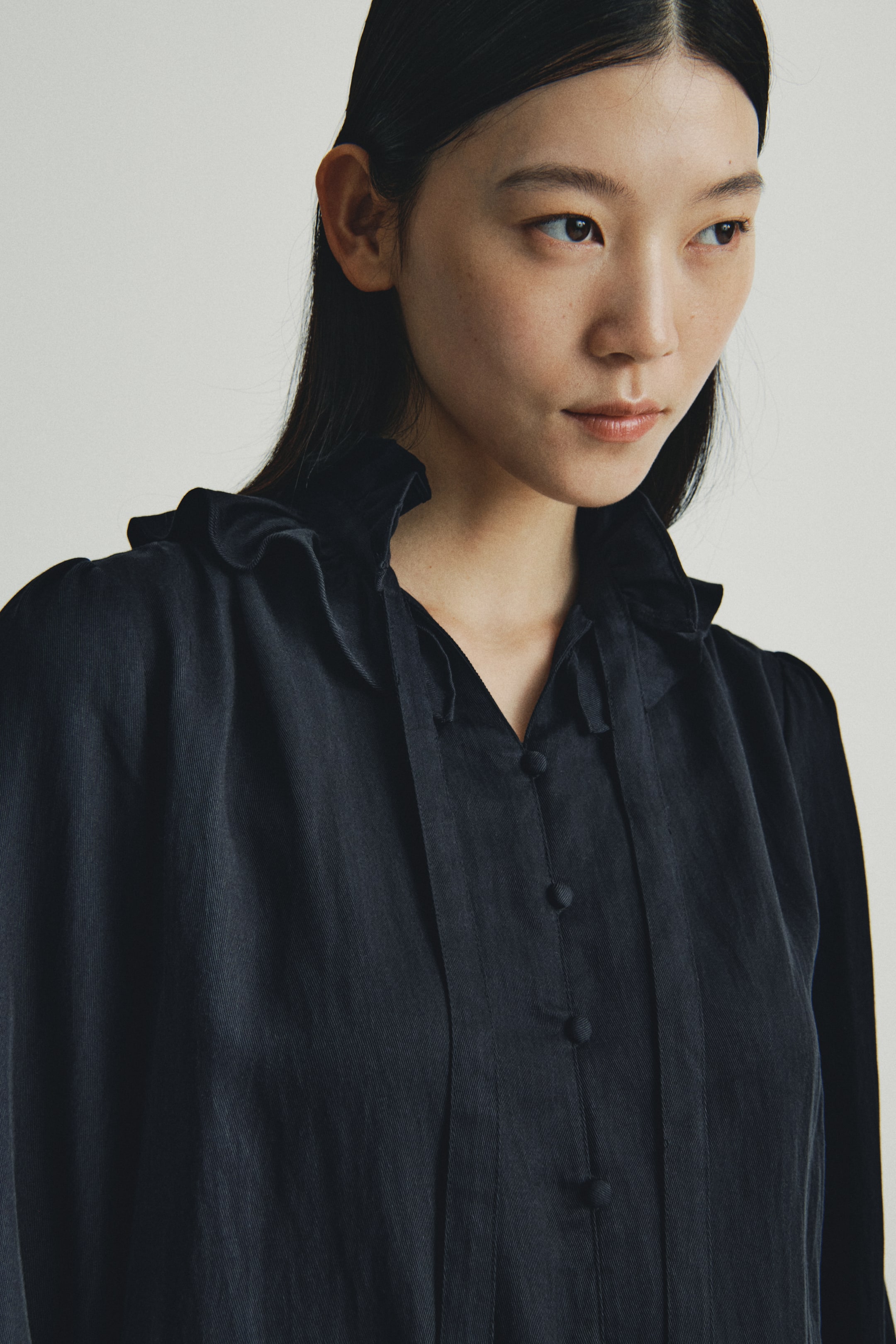 Xem ảnh lớn hơn: Áo kiểu cổ diềm nhún - Màu đen - Ladies | H&M VN 4