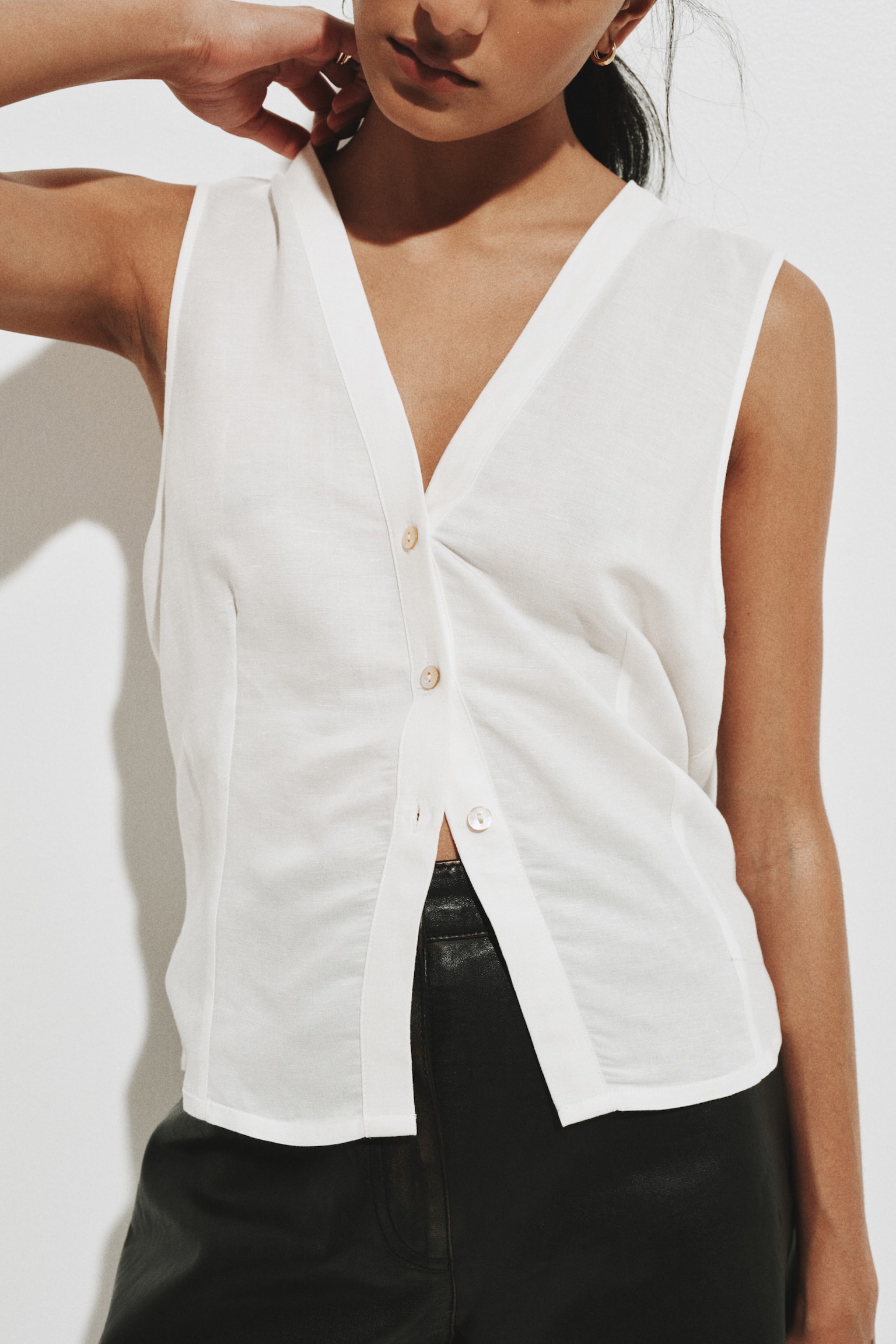 Sleeveless linen-blend shirt - White/Navy blue/Brown - 4