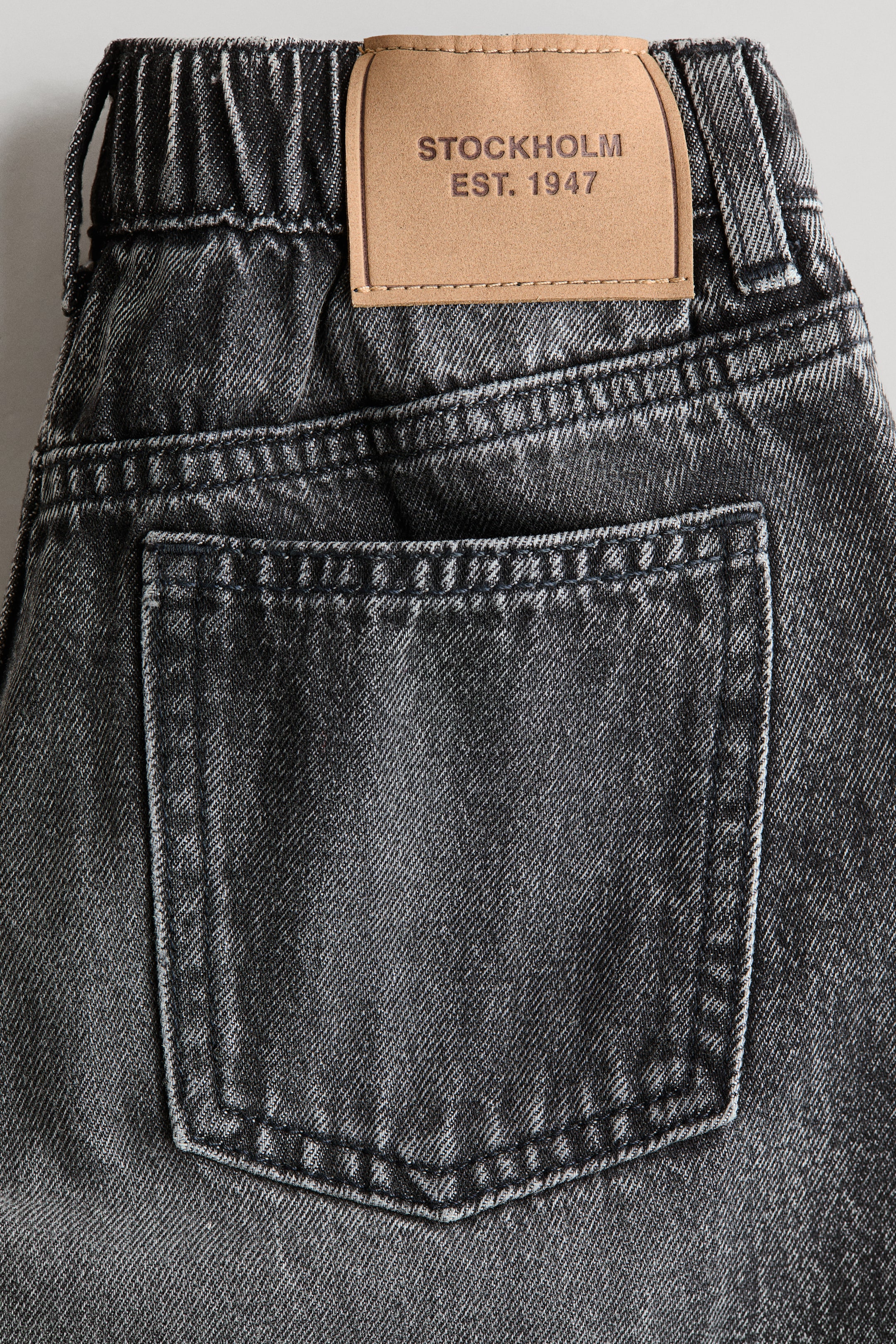 Loose-Fit Barrel-Leg Jeans