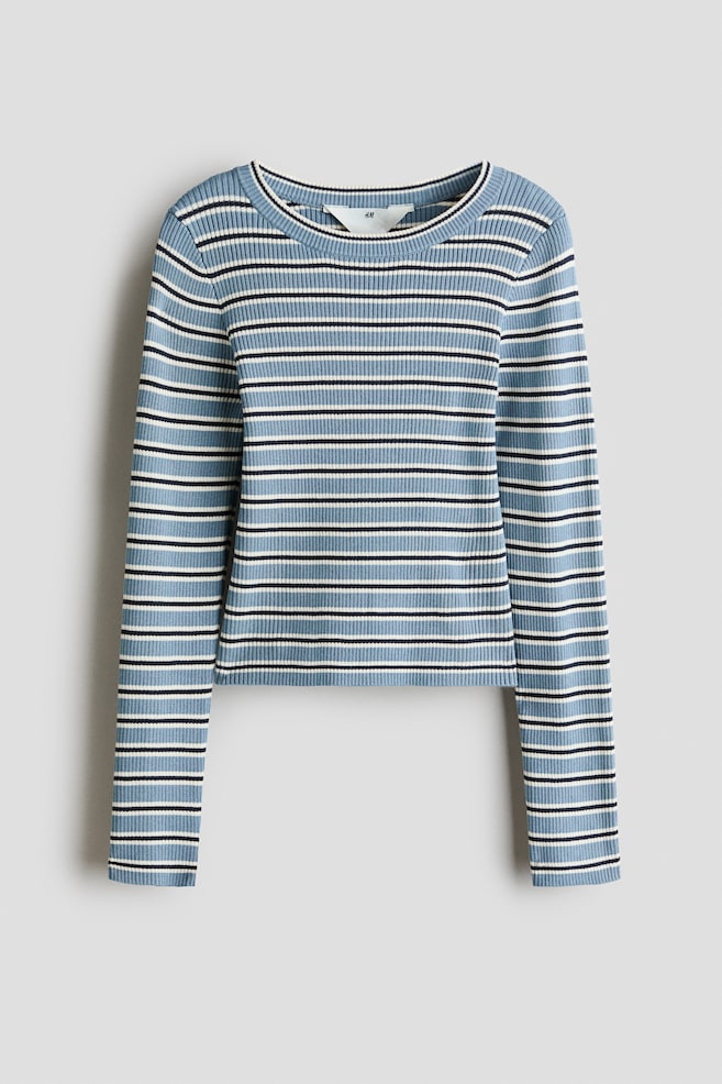 Vista frontale di un maglione a maniche lunghe in morbida lavorazione a coste, con righe orizzontali in blu, bianco e nero. Il maglione presenta una scollatura rotonda rifinita a coste, maniche lunghe e un orlo dritto. - 1