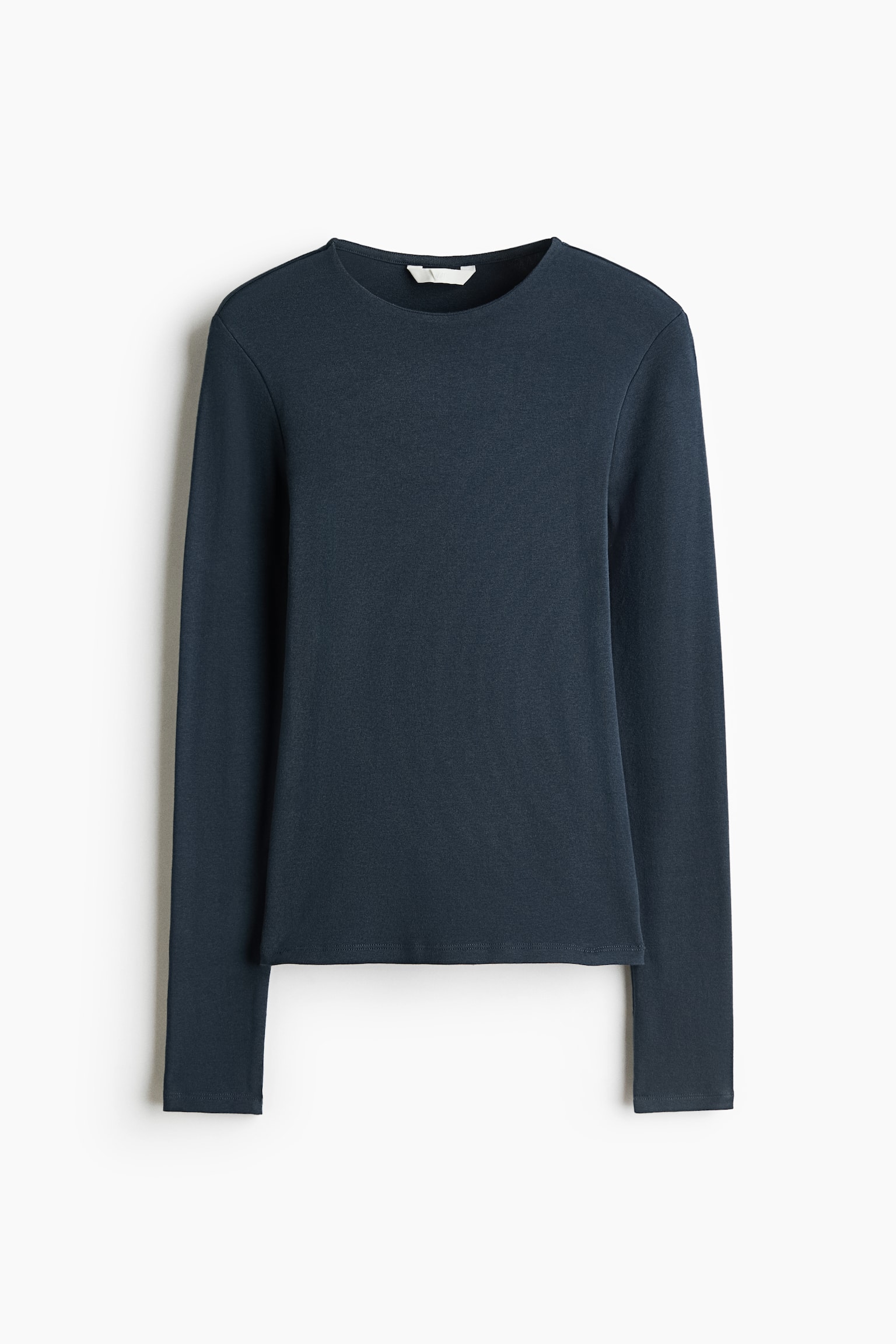 Un haut Ã  manches longues bleu marine foncÃ© est prÃ©sentÃ© de face, mettant en valeur un col rond et une silhouette ajustÃ©e. Le vÃªtement affiche une texture jersey lisse, avec un ourlet droit et de longues manches Ã©purÃ©es.