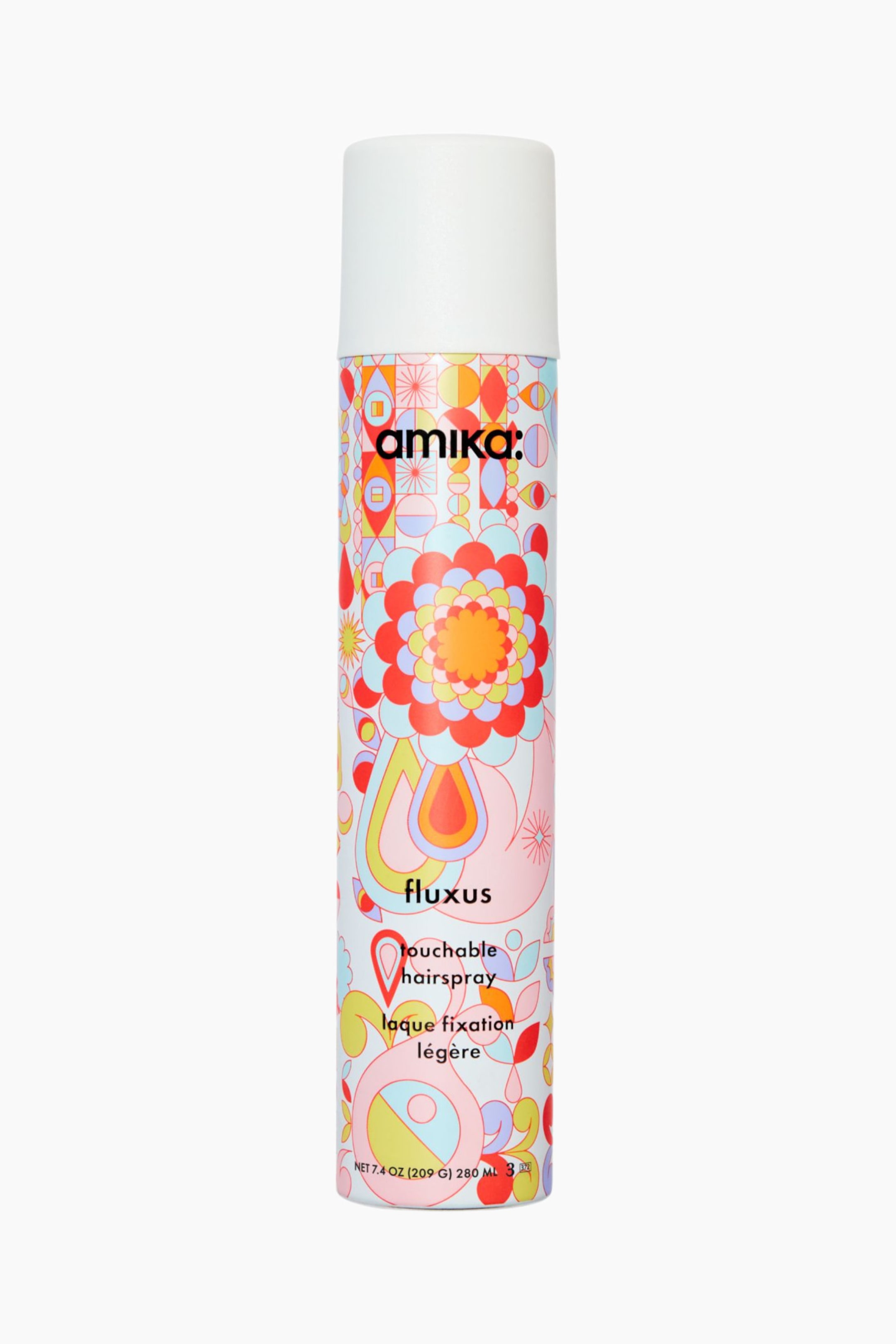 Se større billede: En cylindrisk dåse med amika: Fluxus Touchable Hairspray står oprejst og vender fremad og har et farverigt retrodesign med blomster- og geometriske former i rød, orange, gul, pink og blå. Beholderen har en glat, mat hvid hætte på toppen og viser brandnavnet "amika:" og produktnavnet "fluxus touchable hairspray" på forsiden.
