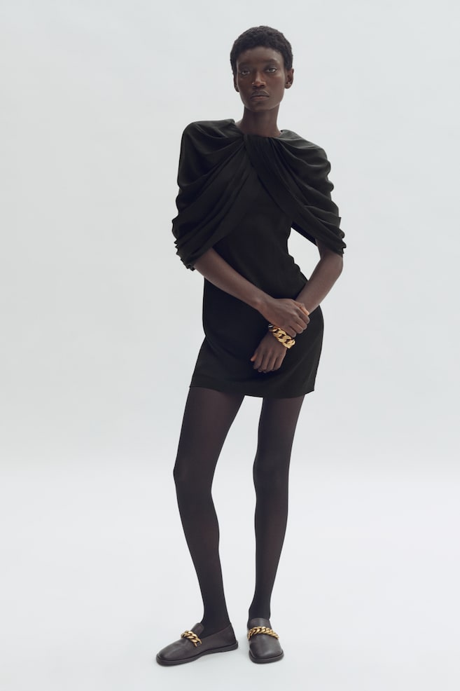 Vestido mini en satín drapeado - Negro - 5
