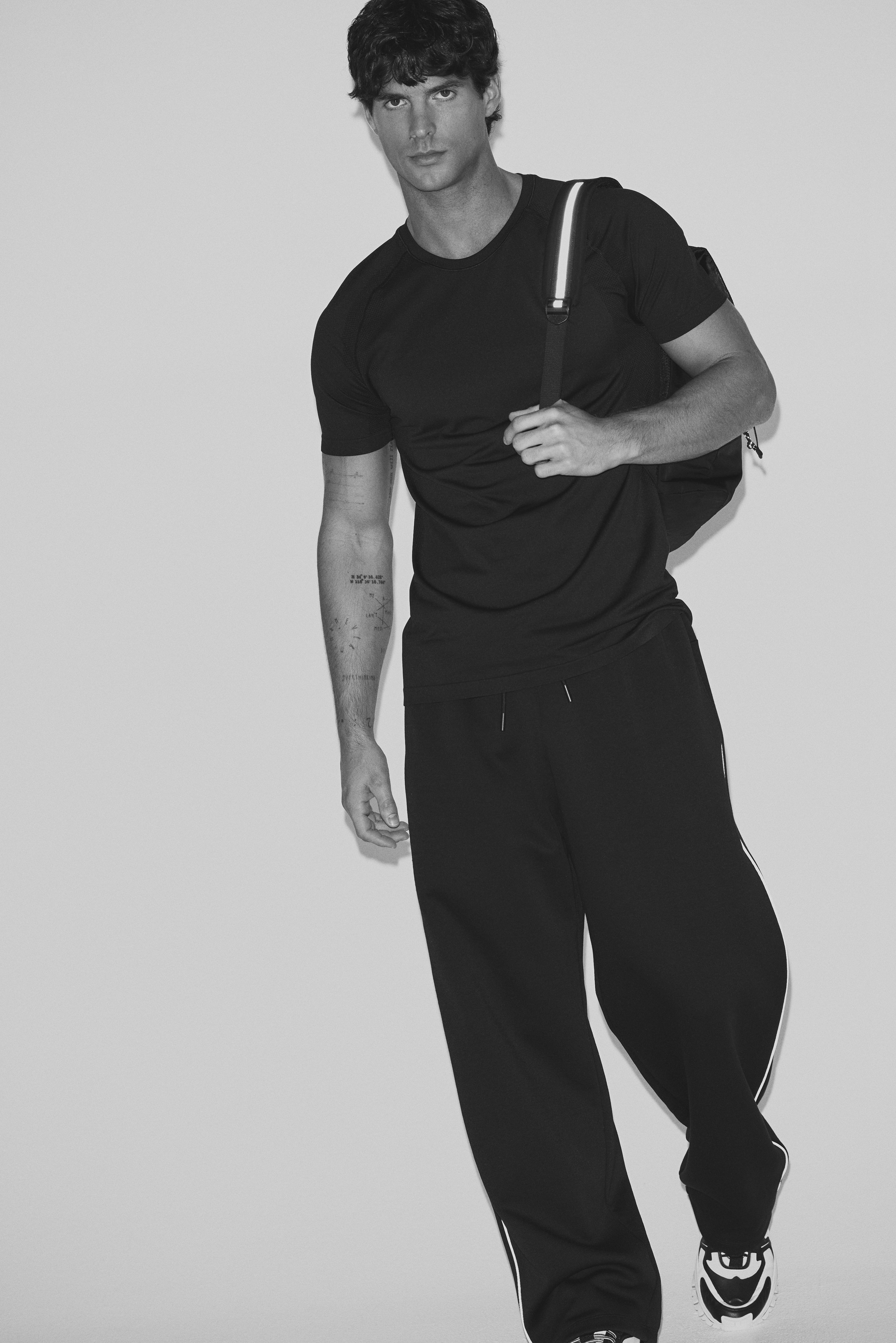 H & M - マッスルフィット スポーツTシャツ DryMove™ - ブラック