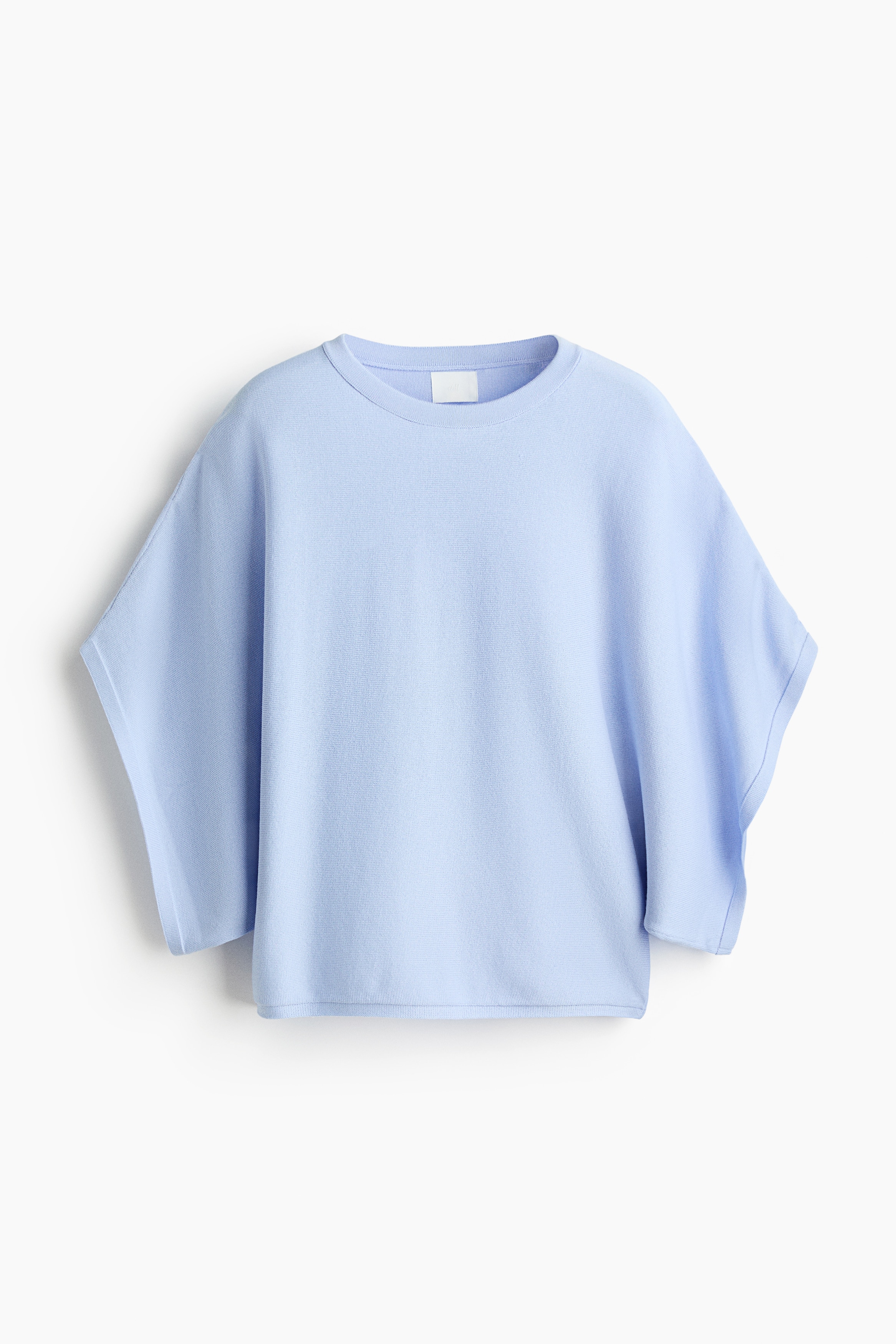 Ein hellblaues Oberteil im Boxy-Stil aus Feinstrick wird vom Model getragen und verfÃ¼gt Ã¼ber einen Rundhalsausschnitt mit Rippstrickbesatz, extraweite kurze Ãrmel und schmale RippbÃ¼ndchen. Das Oberteil ist mit einer schwarzen Hose kombiniert, wÃ¤hrend das Model eine Hand auf die Schulter legt und die andere nahe dem Bund hÃ¤lt.