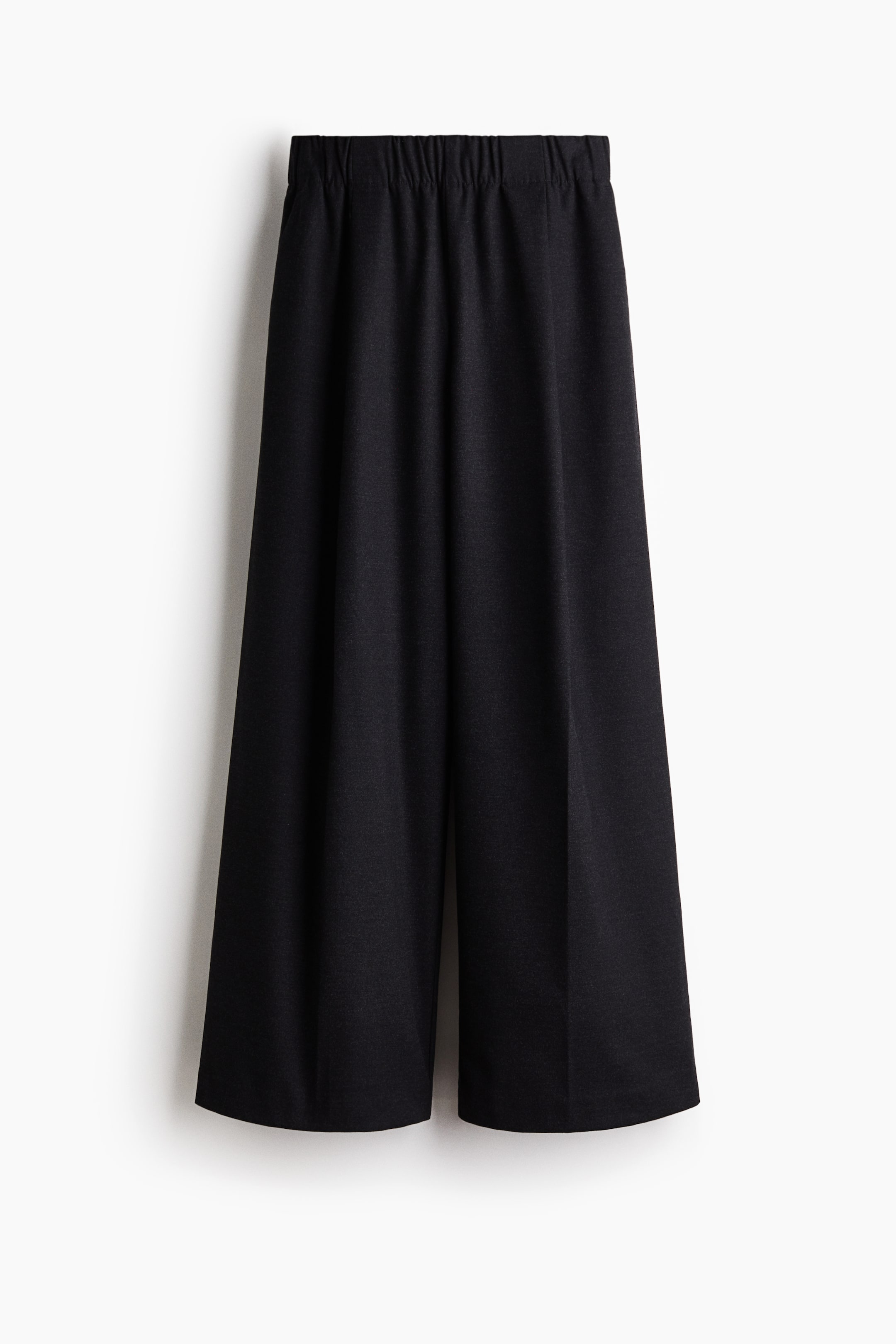 Näytä suurempi kuva: Musta leveälahkeiset, lyhennetyt housut, joissa on joustava, rypytetty vyötärönauha ja sileä pinta, esitetty edestä.