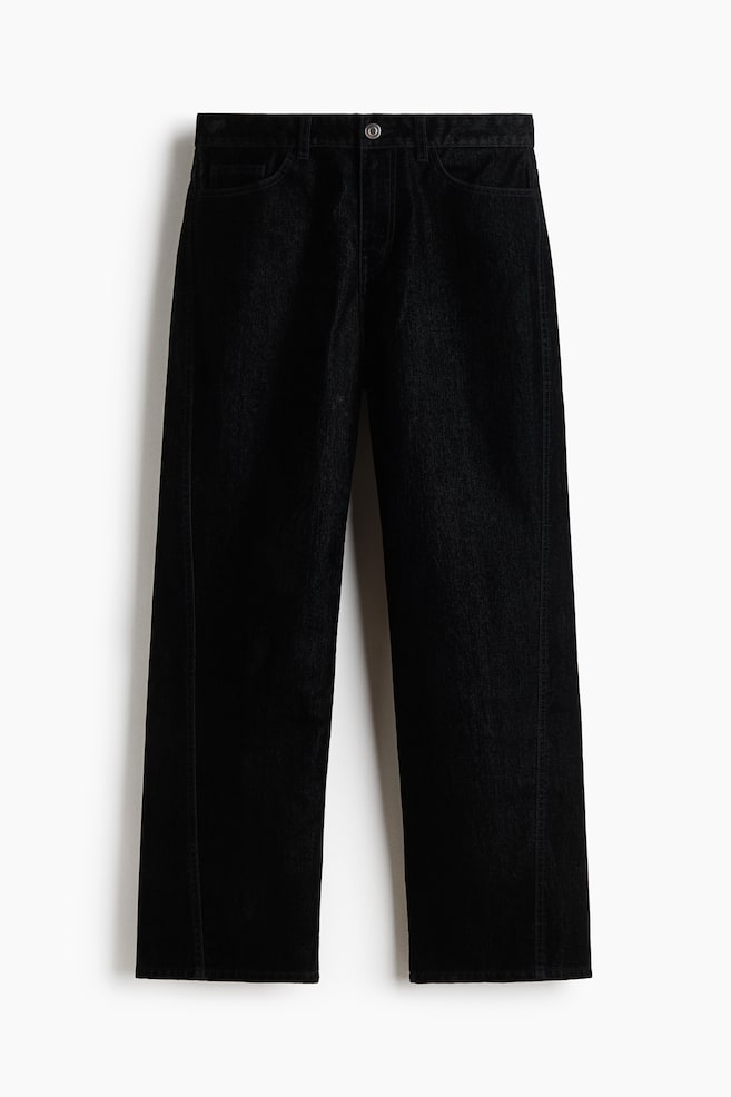 Ein Paar schwarze Denim-Jeans mit geradem Bein ist von vorne zu sehen und zeigt ein klassisches Five-Pocket-Design mit GÃ¼rtelschlaufen und einem silberfarbenen Knopfverschluss. Die Jeans verfÃ¼gt Ã¼ber dezente vertikale Seitennahtsteppungen, die sich entlang der Beine nach unten ziehen. - 1