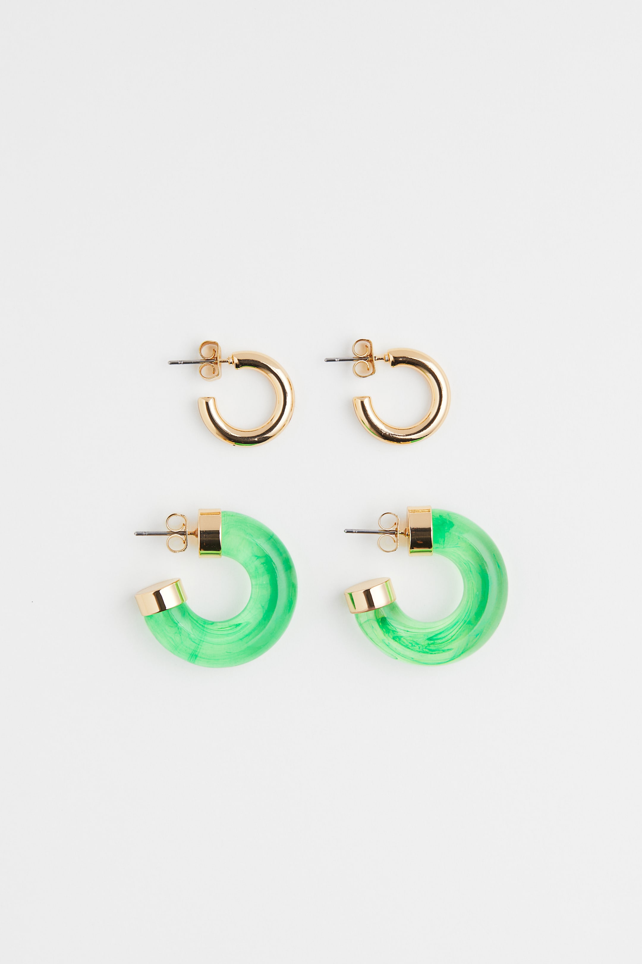 הצגת תמונה גדולה יותר: 2 זוגות עגילי חישוק - זהוב/ירוק בהיר - Ladies | H&M IL 1