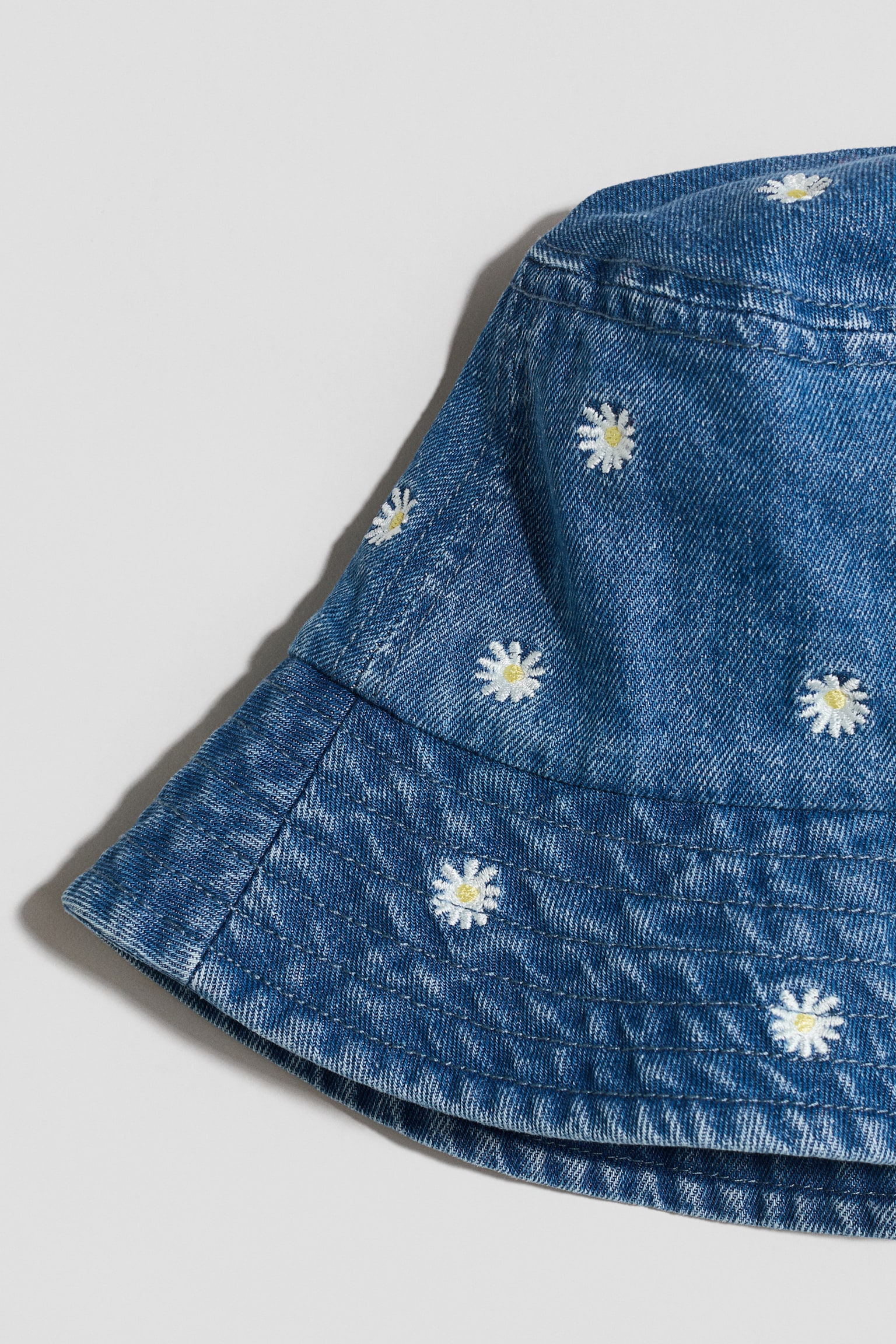 Gorro pescador de denim con bordado - Azul denim/Flores - 2