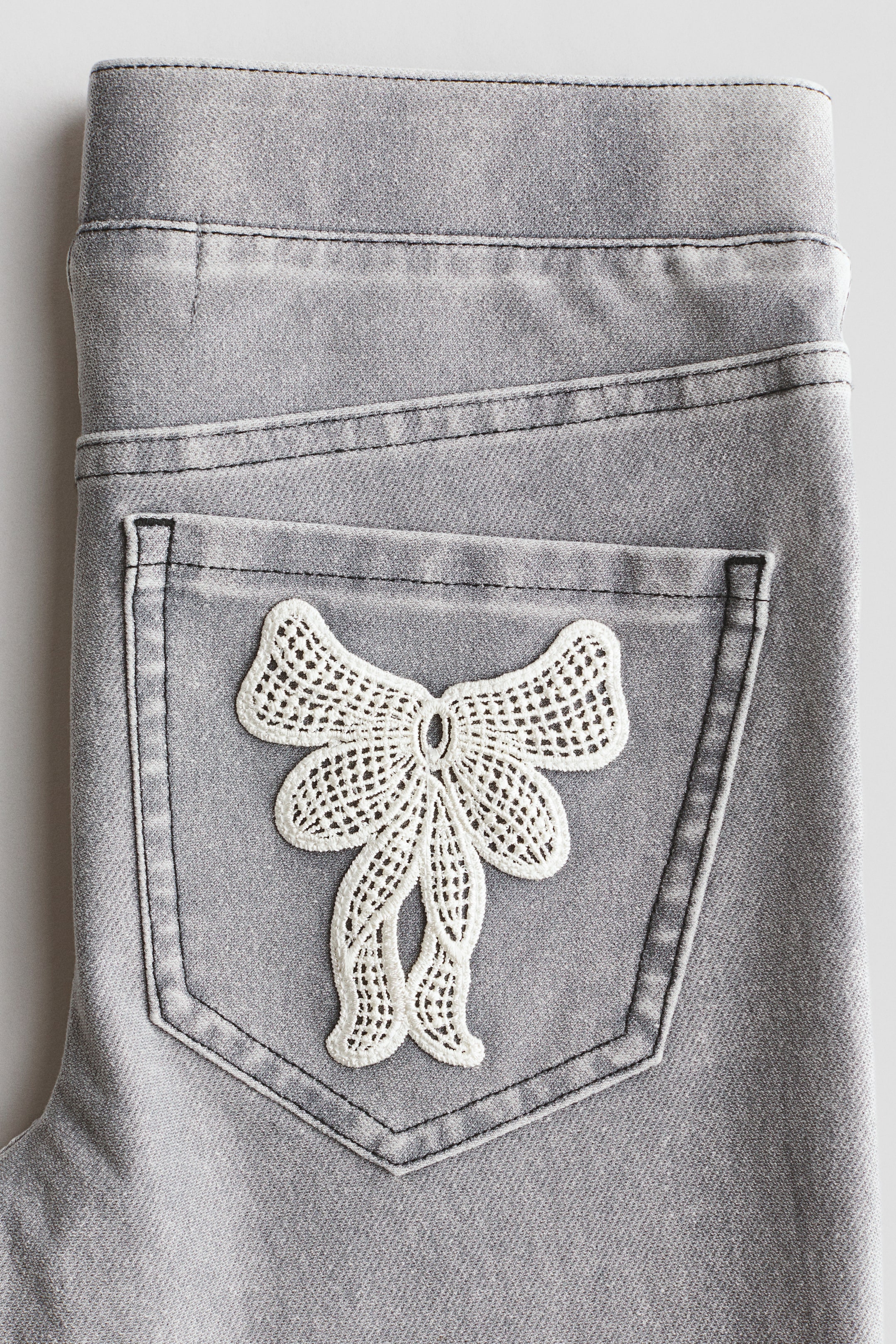Ampliar la imagen: Jeggings acampanados con apariencia de denim - Gris deslavado - Kids | H&M MX 2