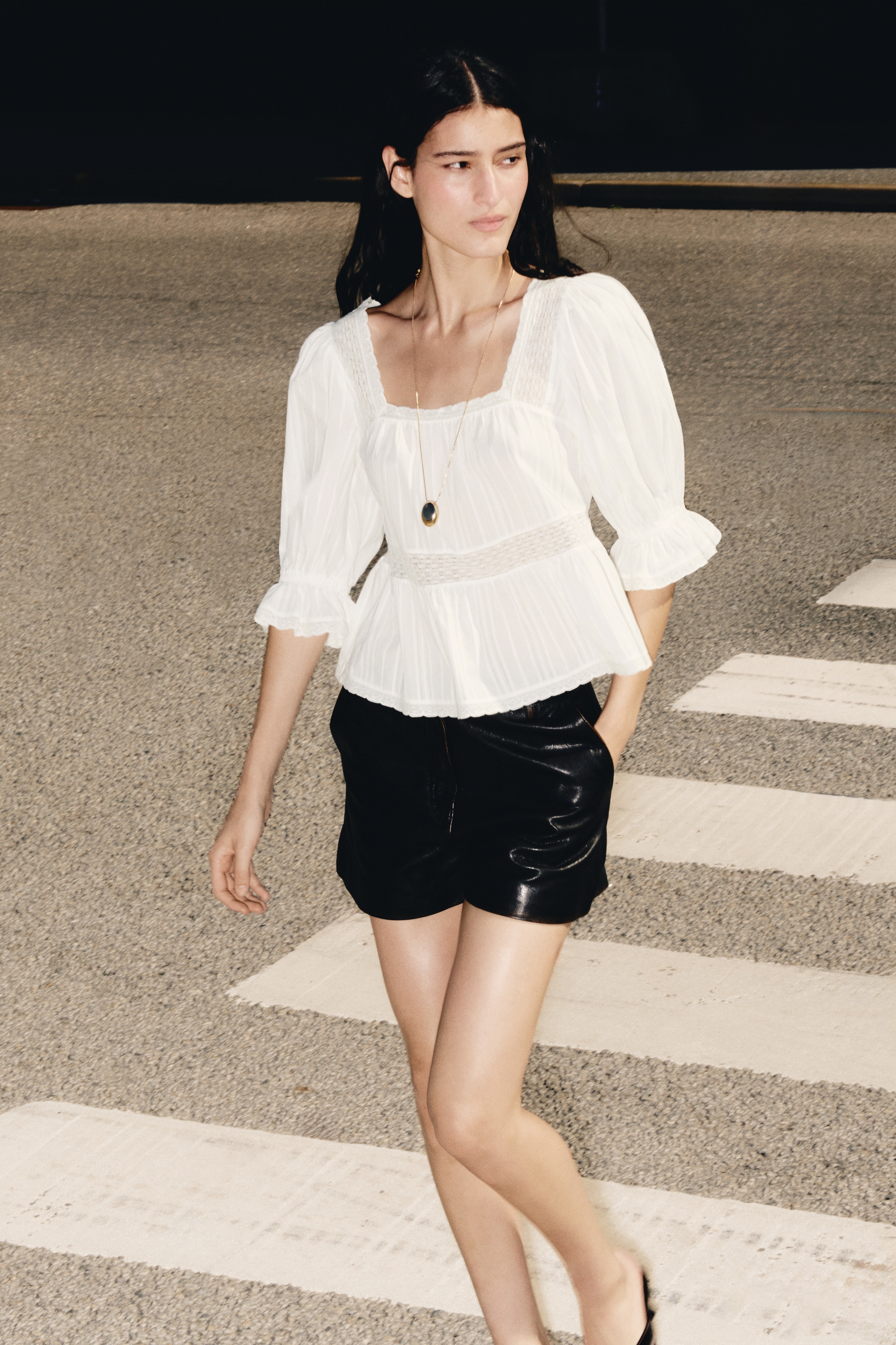 Blusa con inserciones de encaje y peplumAuxiliar