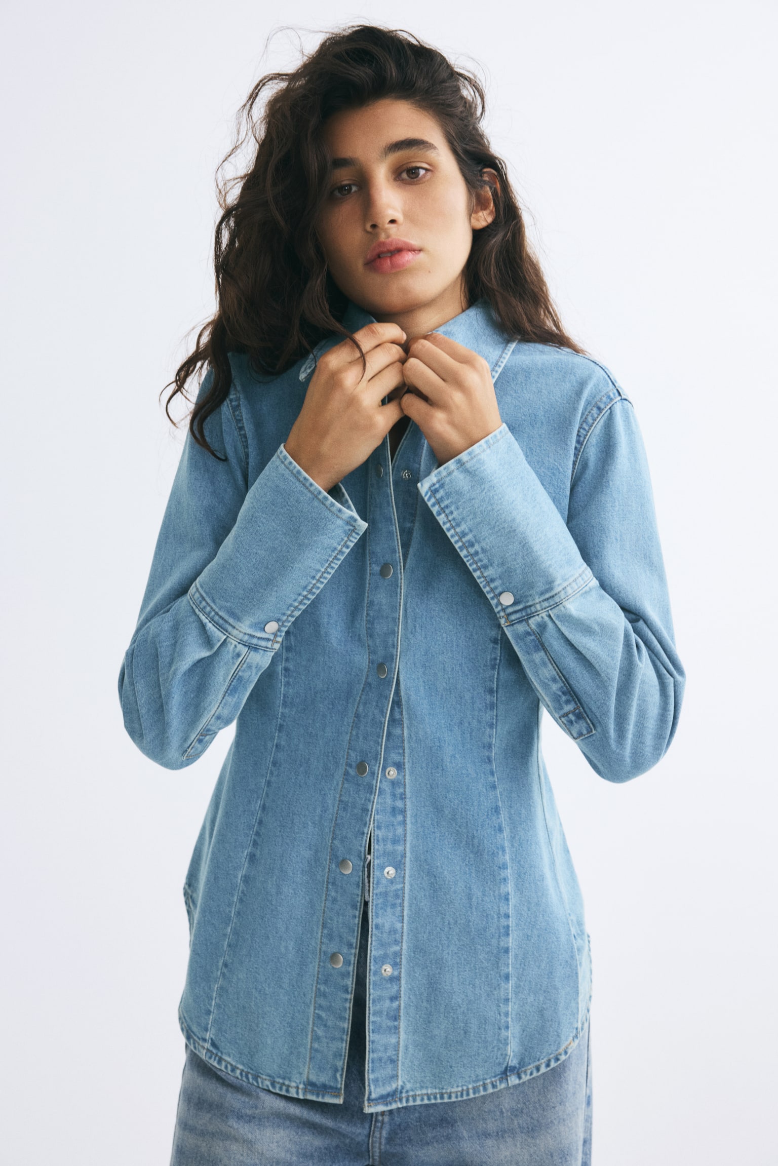 Женская рубашка H&M Denim Shirt, цвет: Светлый джинсовый синий — фото 5