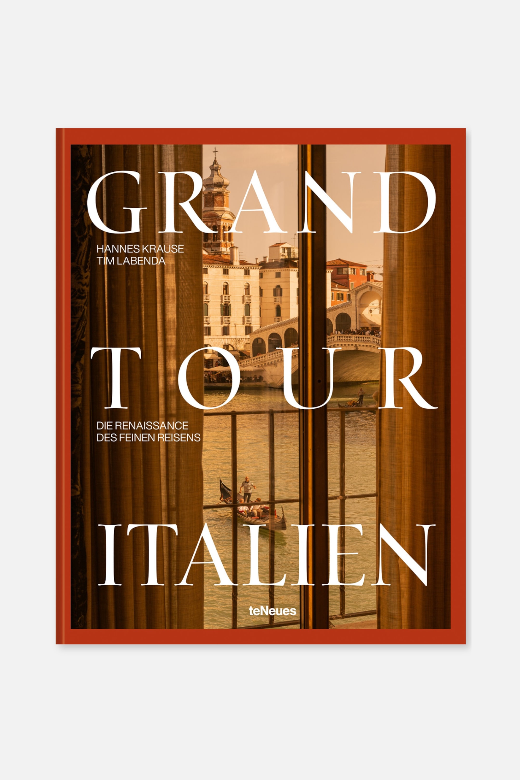 Größeres Bild anzeigen: Ein Buchcover zeigt den Titel „GRAND TOUR ITALIEN“ in großen weißen Serifenschriftzügen, teilweise sichtbar durch zwei vertikale braune Vorhangpaneele. Das Coverbild zeigt einen venezianischen Kanal mit Gondeln und der Rialtobrücke, mit den Autoren „HANNES KRAUSE TIM LABENDA“, dem Untertitel „DIE RENAISSANCE DES FEINEN REISENS“ und dem Verlag „teNeues“, ebenfalls in weißer Schrift sichtbar, alles umrahmt von einem rötlich-braunen Rand.