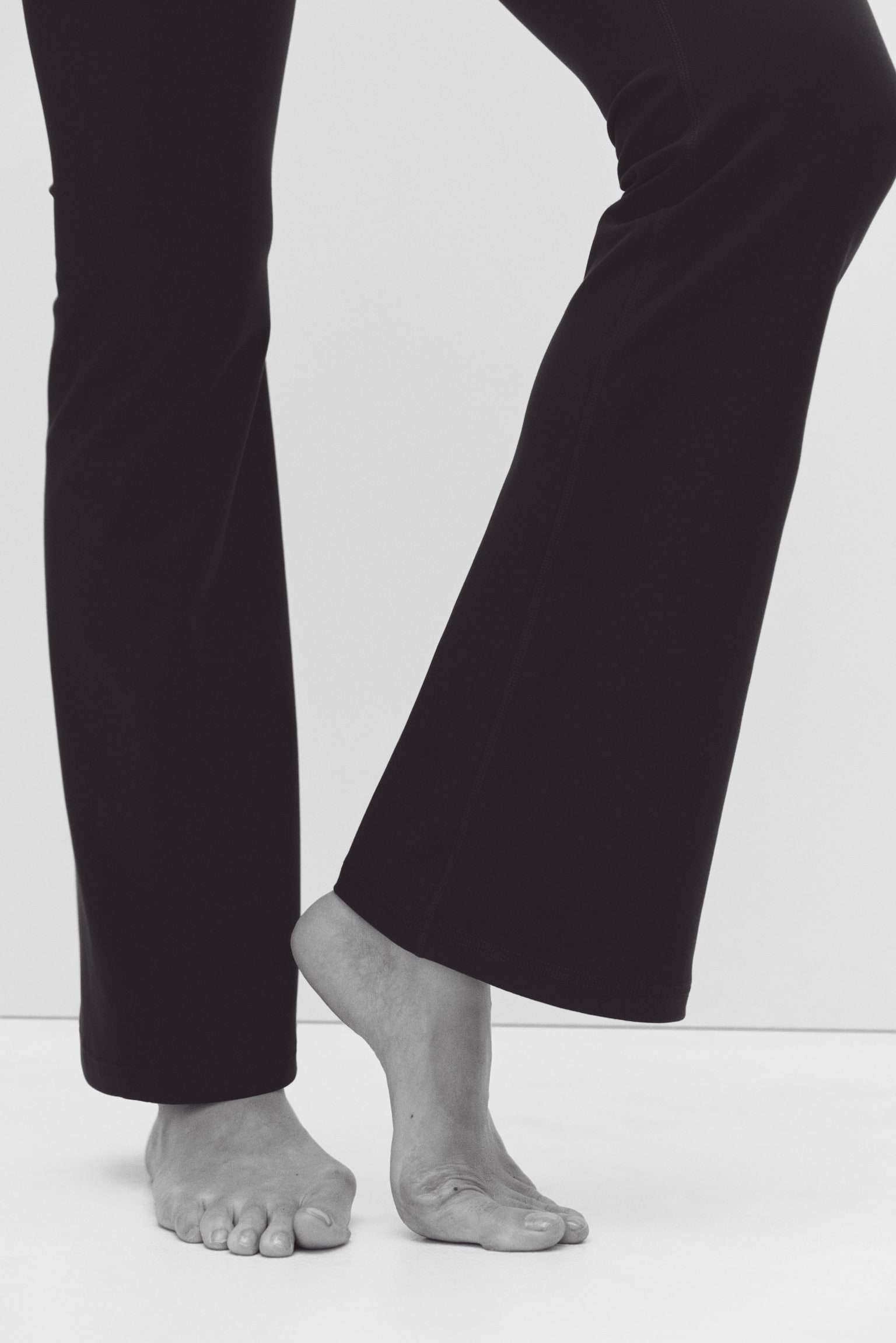 Женские леггинсы H&M Mama Flared Sports Leggings with SoftMove™, цвет: Чёрный — фото 4