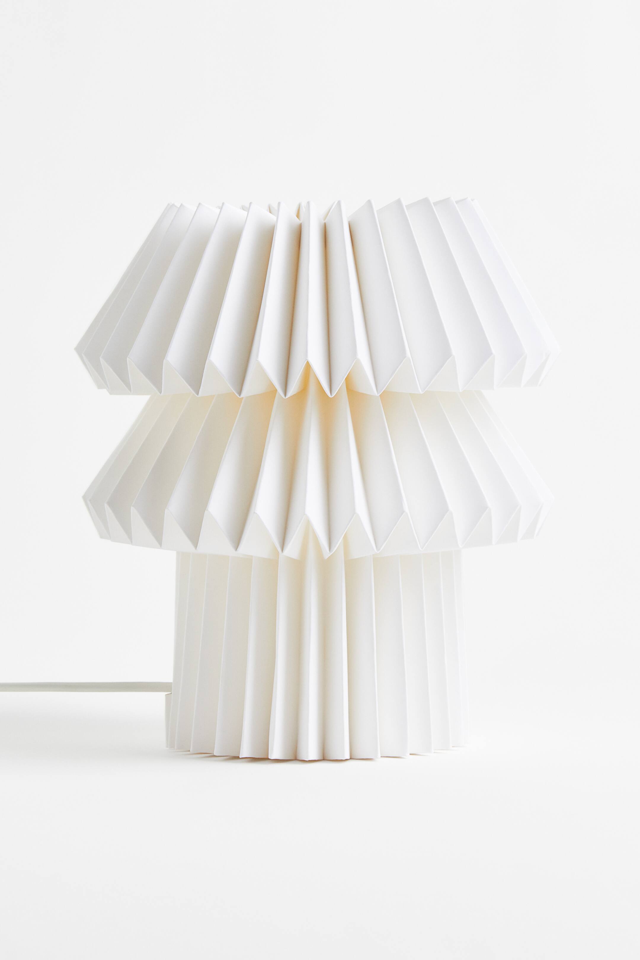Grotere afbeelding bekijken: Tafellamp met plissé kap - Wit - HOME | H&M BE 1