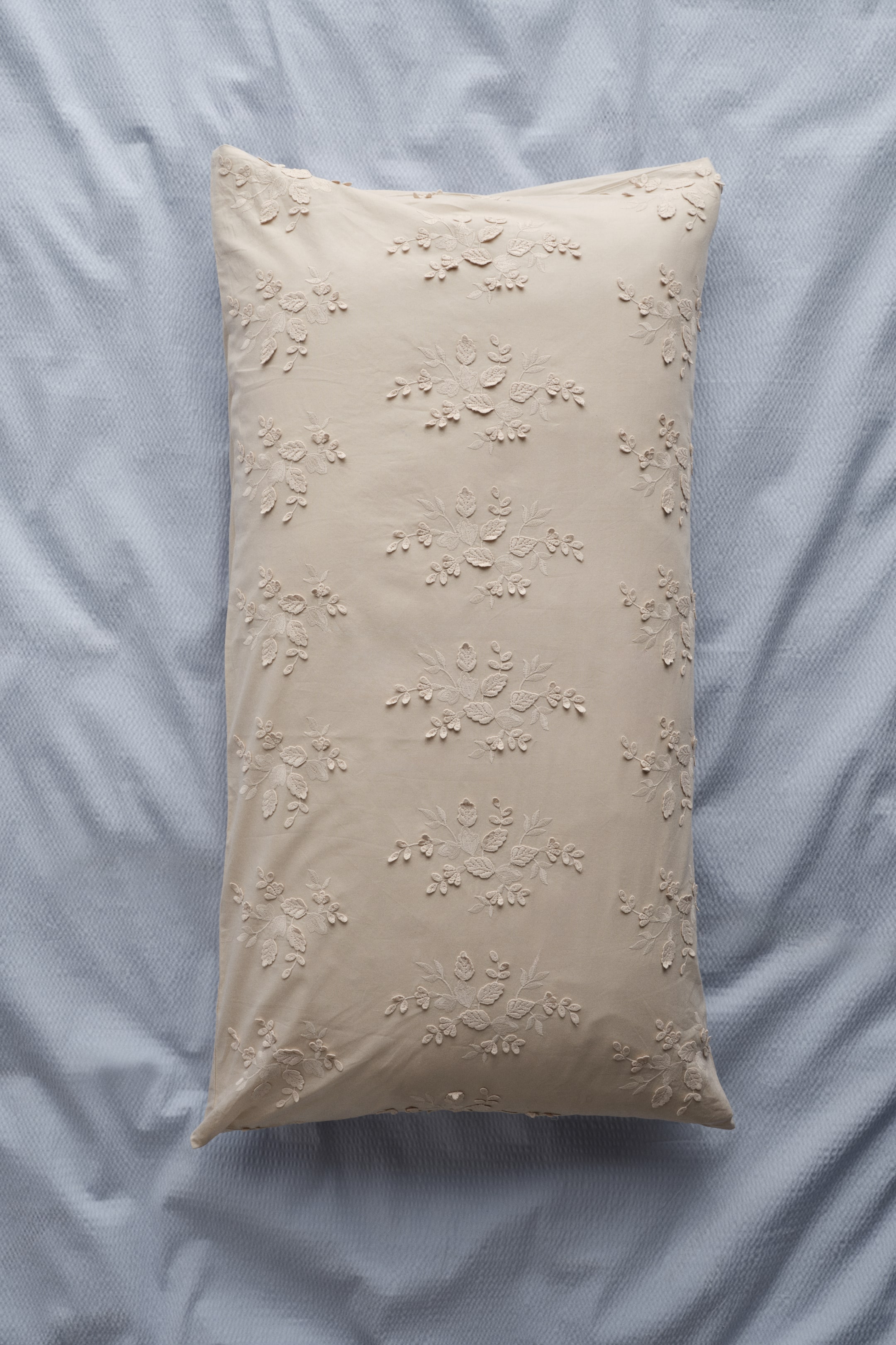 Vezi imaginea mai mare: Embroidery-detail cotton pillowcase - Bej-deschis/flori - HOME | H&M RO 1