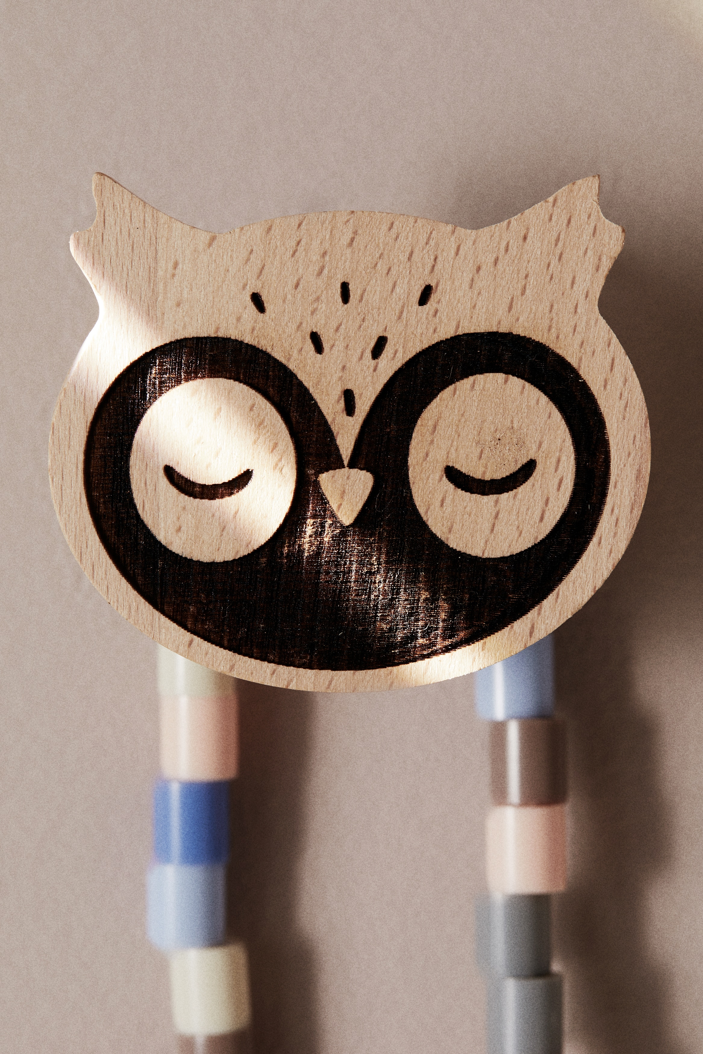 Drevený vešiačik v tvare zvieratka - Béžová/sova