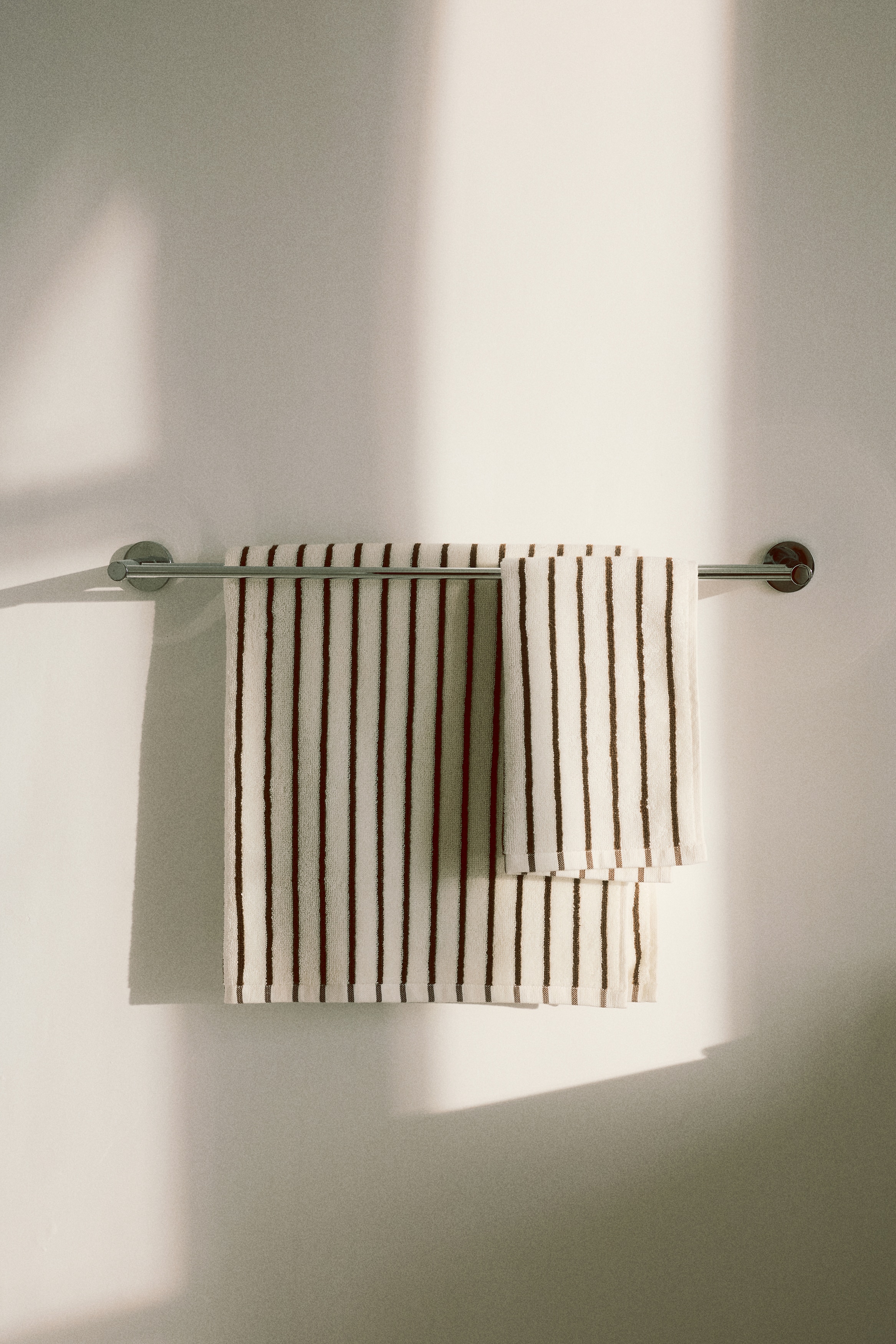 Striped Bath Towel -White/brown striped