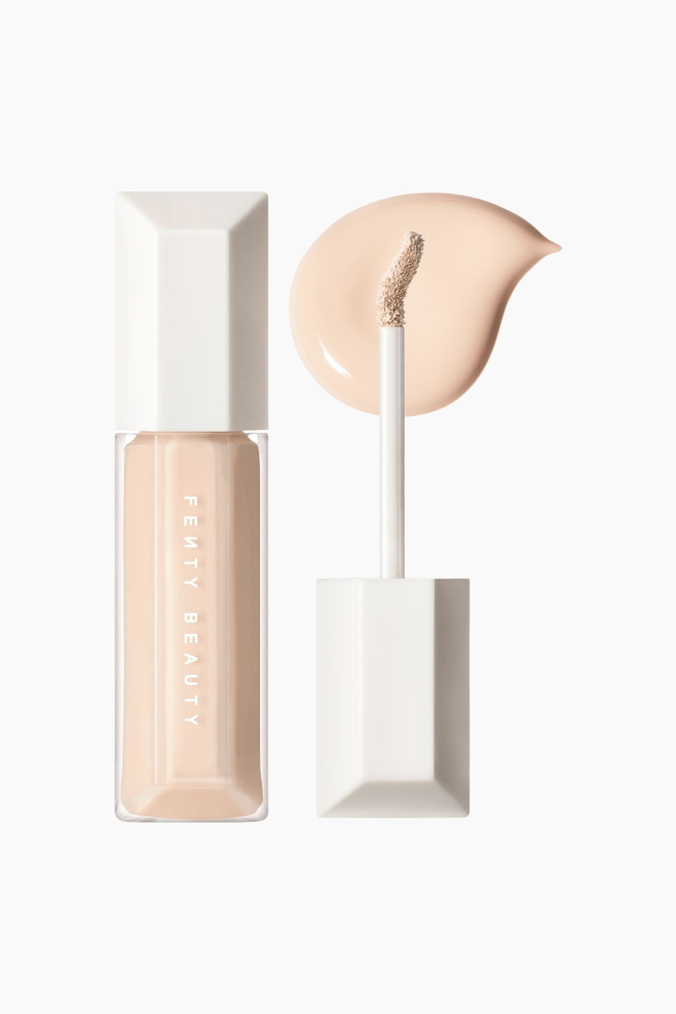 Visa större bild: We're Even Hydrating Longwear Concealer presenteras i en transparent, facetterad flaska med ett vitt geometriskt lock, tillsammans med sin avskruvade applikatorstav. Applikatorn står vertikalt med sin böjda doe-foot-spets placerad framför ett jämnt, ljusbeige swatch av flytande concealer.