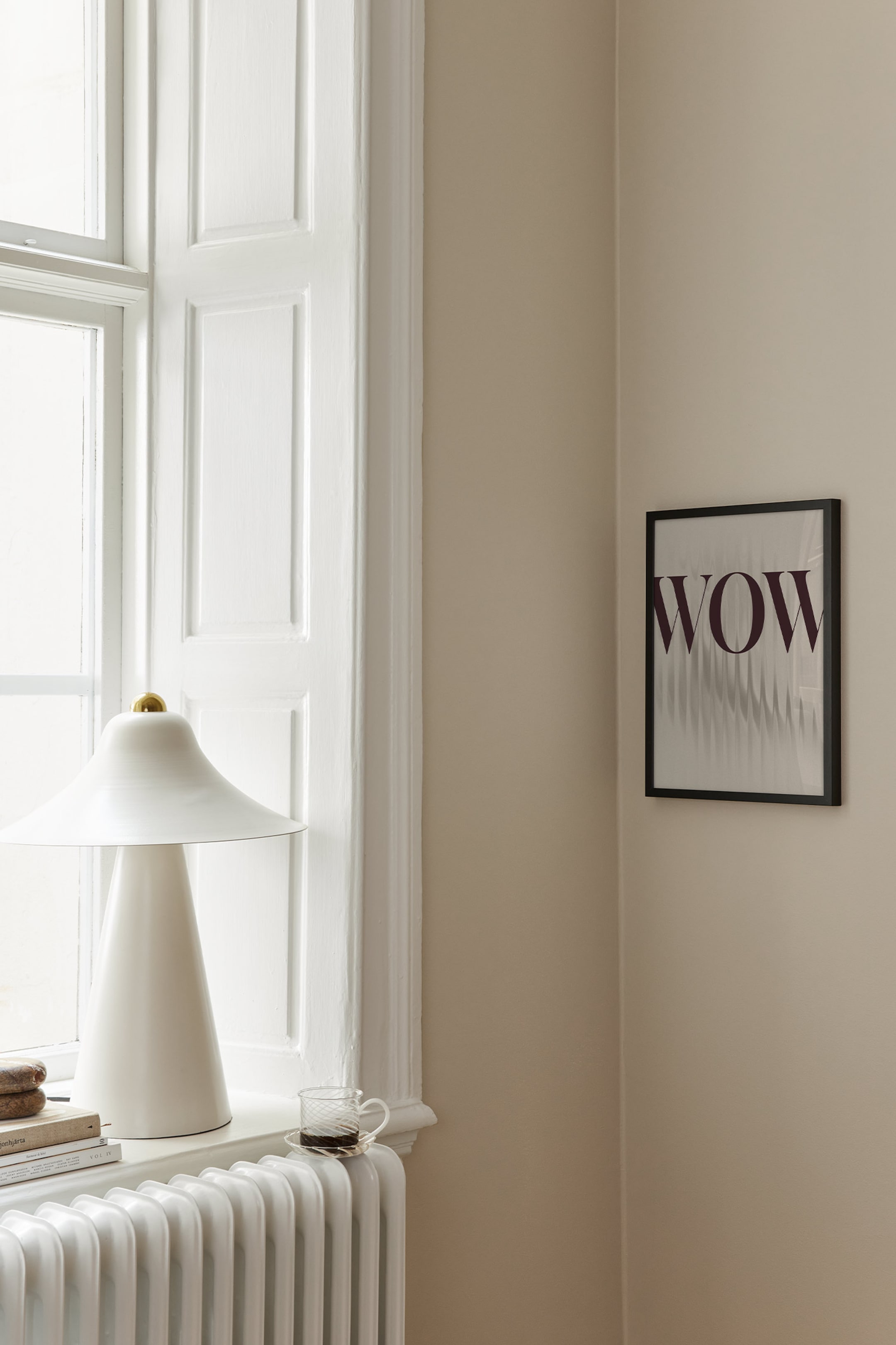 Se større billede: Et indrammet kunstprint hænger på en væg og viser ordet "WOW" i en markant, mørk bordeaux serif-font på en lysegrå baggrund med lodrette motion blur-effekter. Kunstværket er indrammet i en slank, sort rektangulær ramme.