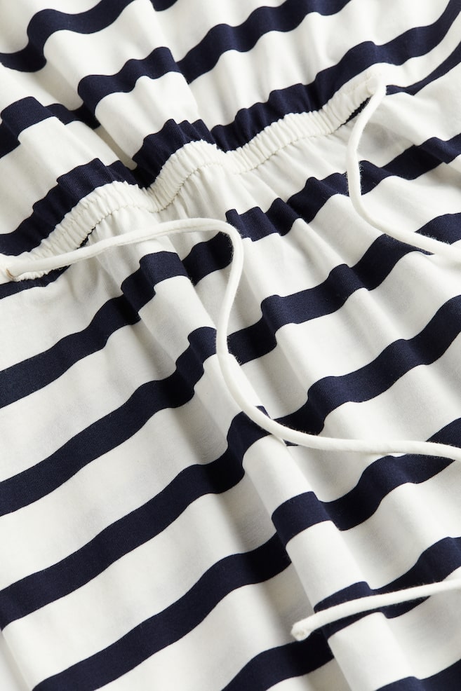 Robe T-shirt avec détails à nouer - Blanc/rayures bleues - 4