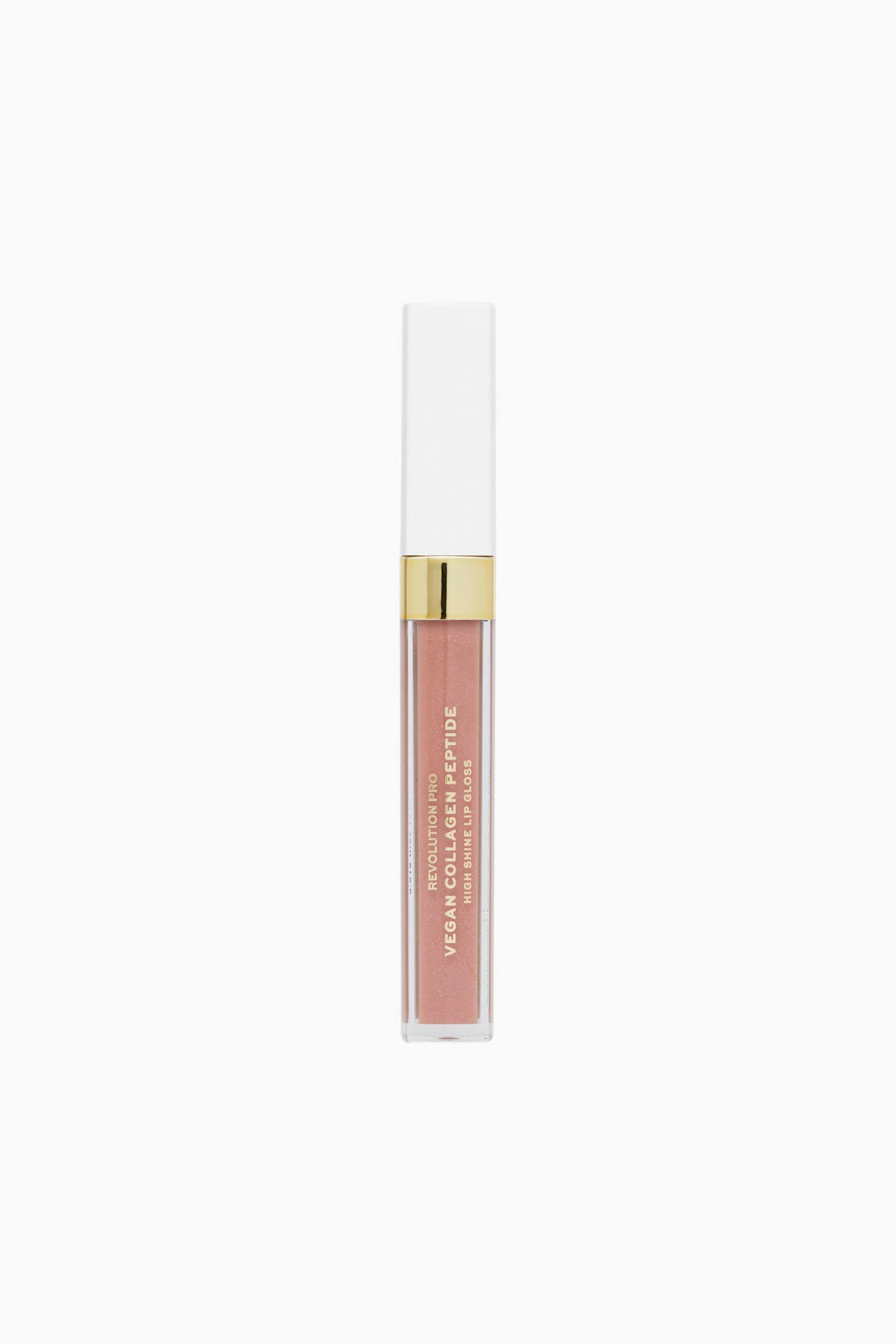 Größeres Bild ansehen: Ein Lipgloss-Tube steht aufrecht und präsentiert einen hellrosa, schimmernden Gloss in einem transparenten, rechteckigen Fläschchen. Das Produkt verfügt über goldene Schriftzüge, die vertikal auf der Vorderseite aufgedruckt sind, einen metallisch goldenen Kragen und eine lange, einfarbig weiße Kappe.