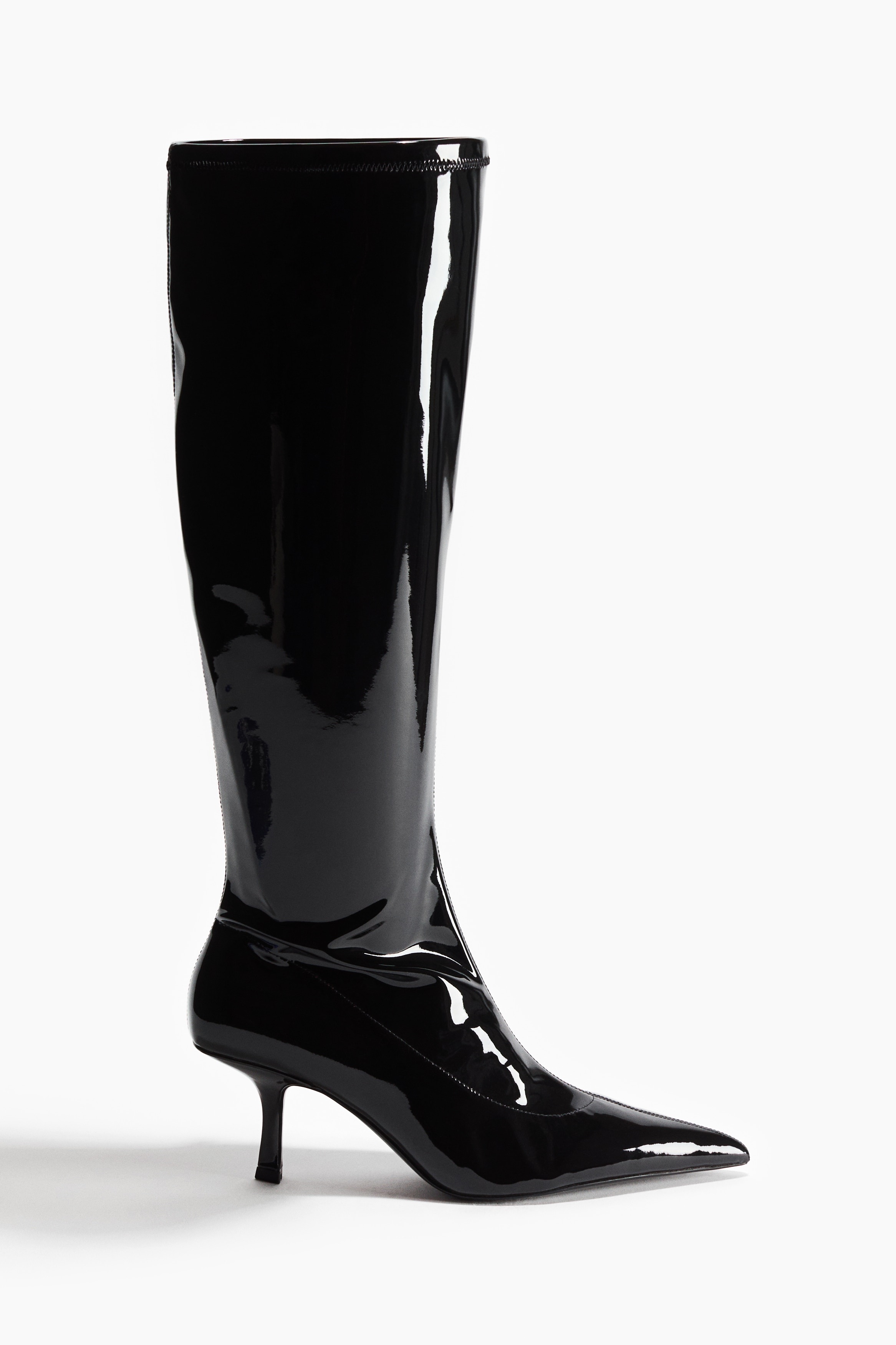 Botas envernizadas com cano meia pelo joelhoModelo