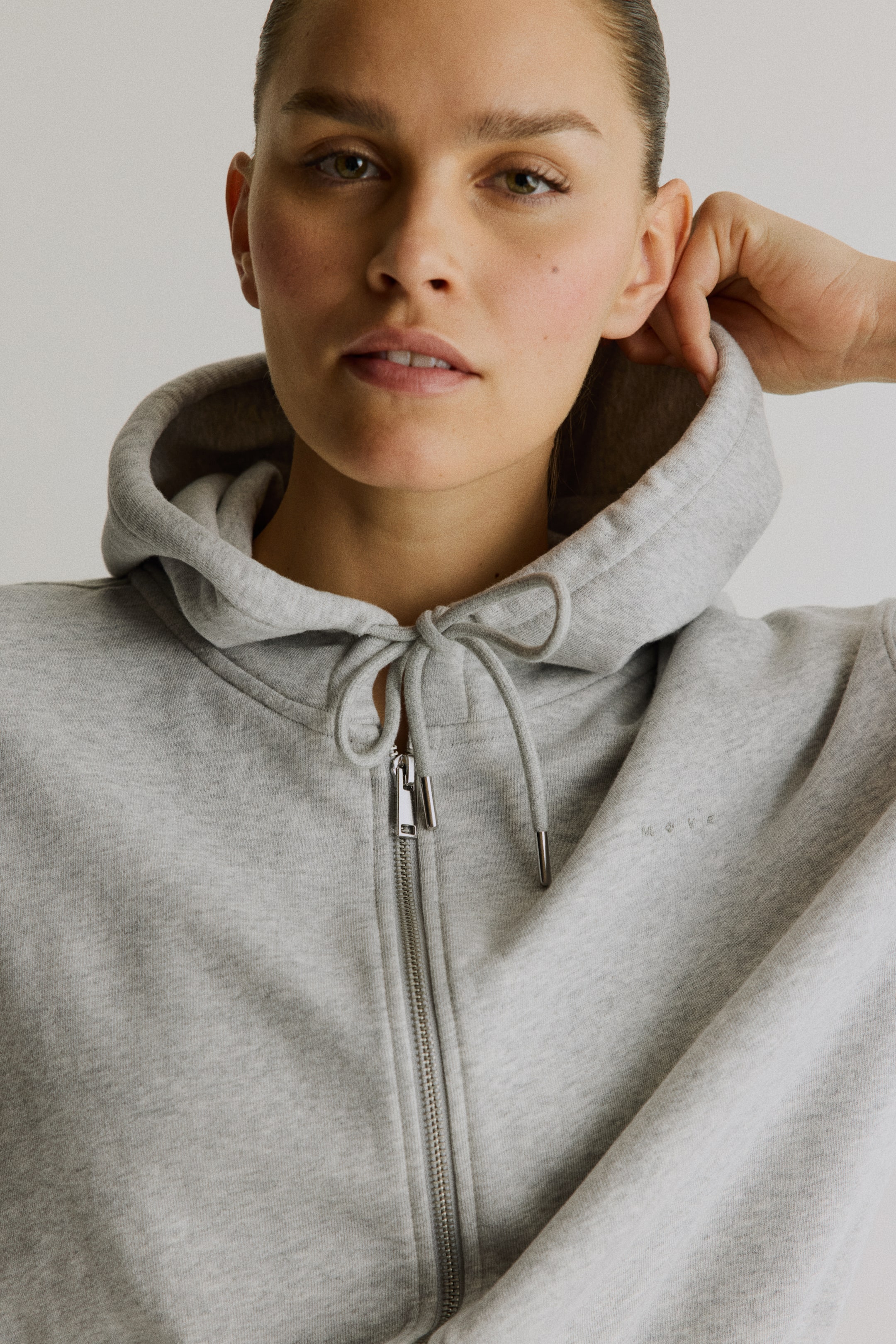 Женские худи H&M Cropped Hooded Activewear Sweatshirt Jacket — фото 4