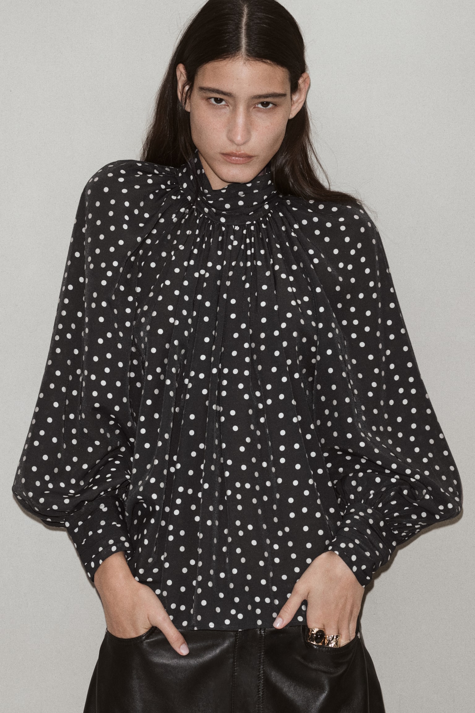 Женская блузка H&M Balloon-Sleeved Blouse, цвет: Чёрный / В горошек — фото 2