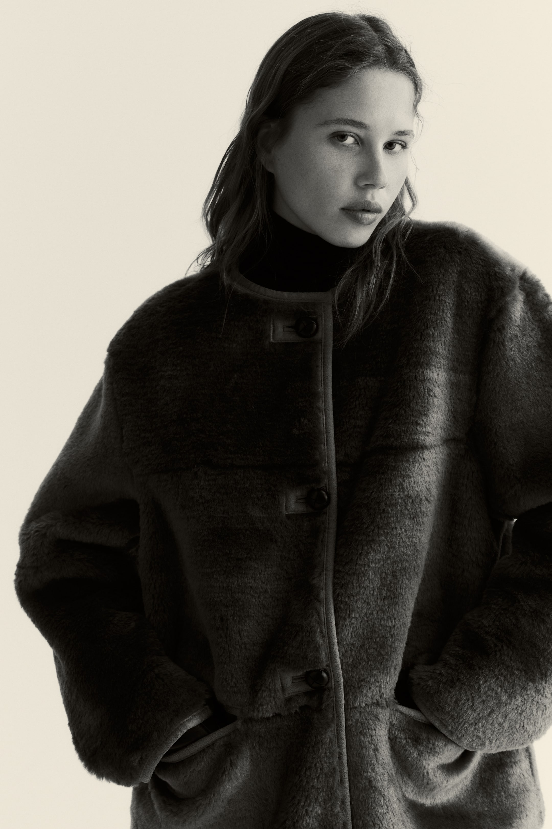 Zobacz większy obraz: Puszysta kurtka - Ciemnobeżowy - ONA | H&M PL 2