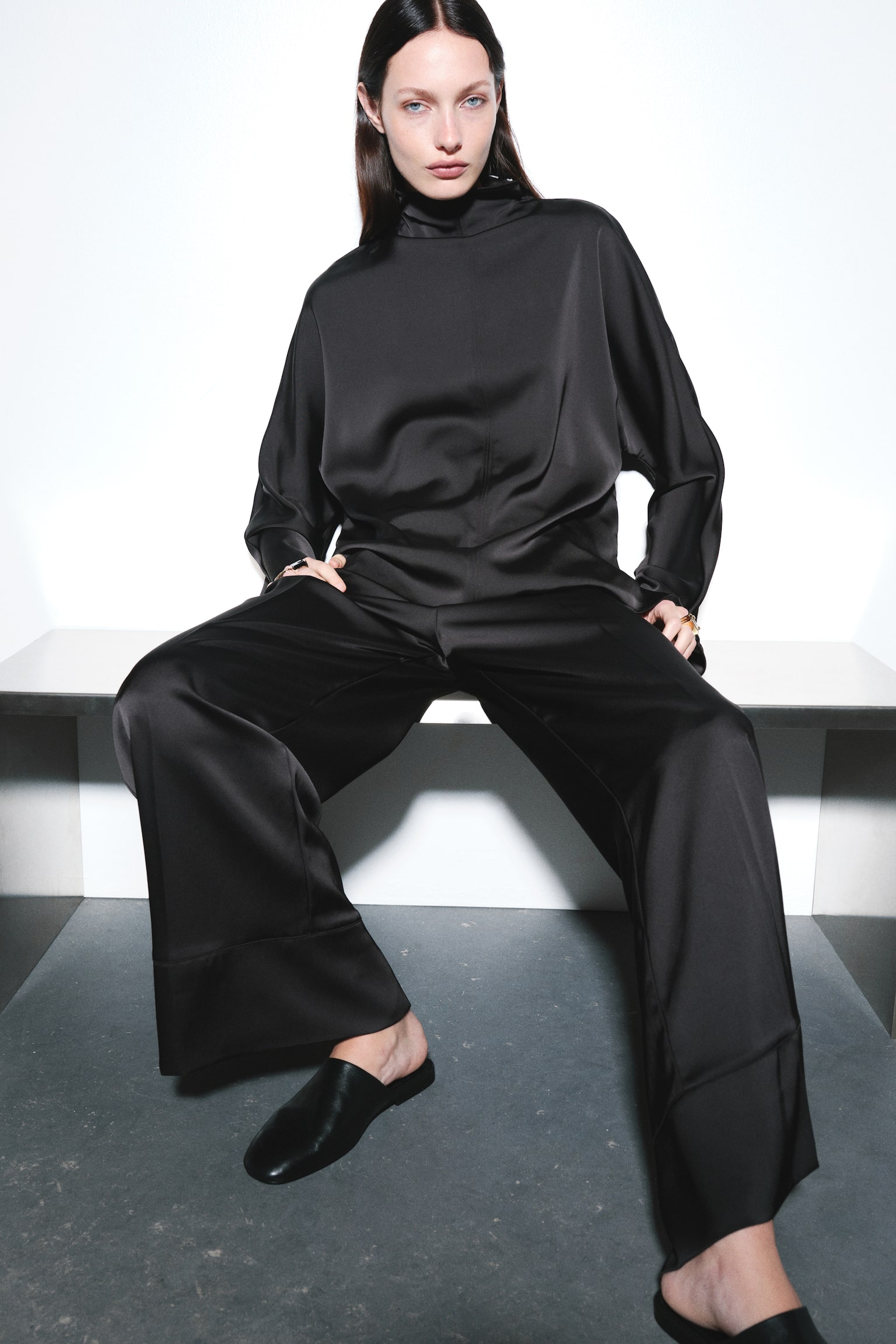Женская блузка H&M Satin Mock Turtleneck Blouse, цвет: Чёрный — фото 3