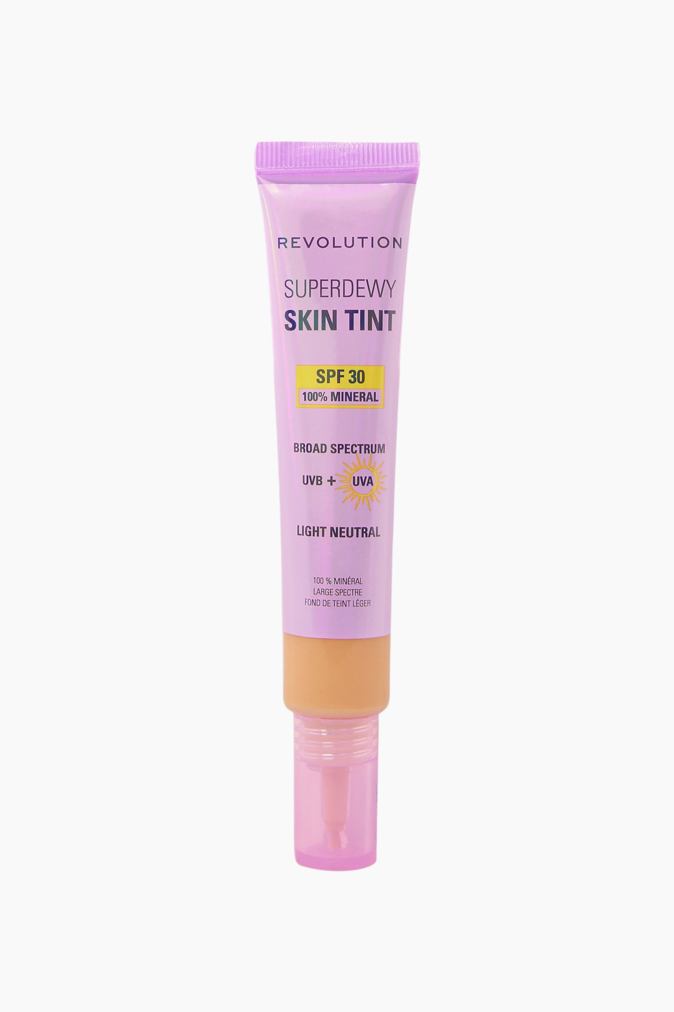 Vis større bilde: Et Revolution Superdewy Skin Tint-rør står oppreist, vendt fremover. Røret har en lilla toppseksjon med tekst som inkluderer "SPF 30" og "Light Neutral," som går over i en lys beige nyanse nederst, og er utstyrt med en gjennomsiktig rosa pumpe-dispenser.