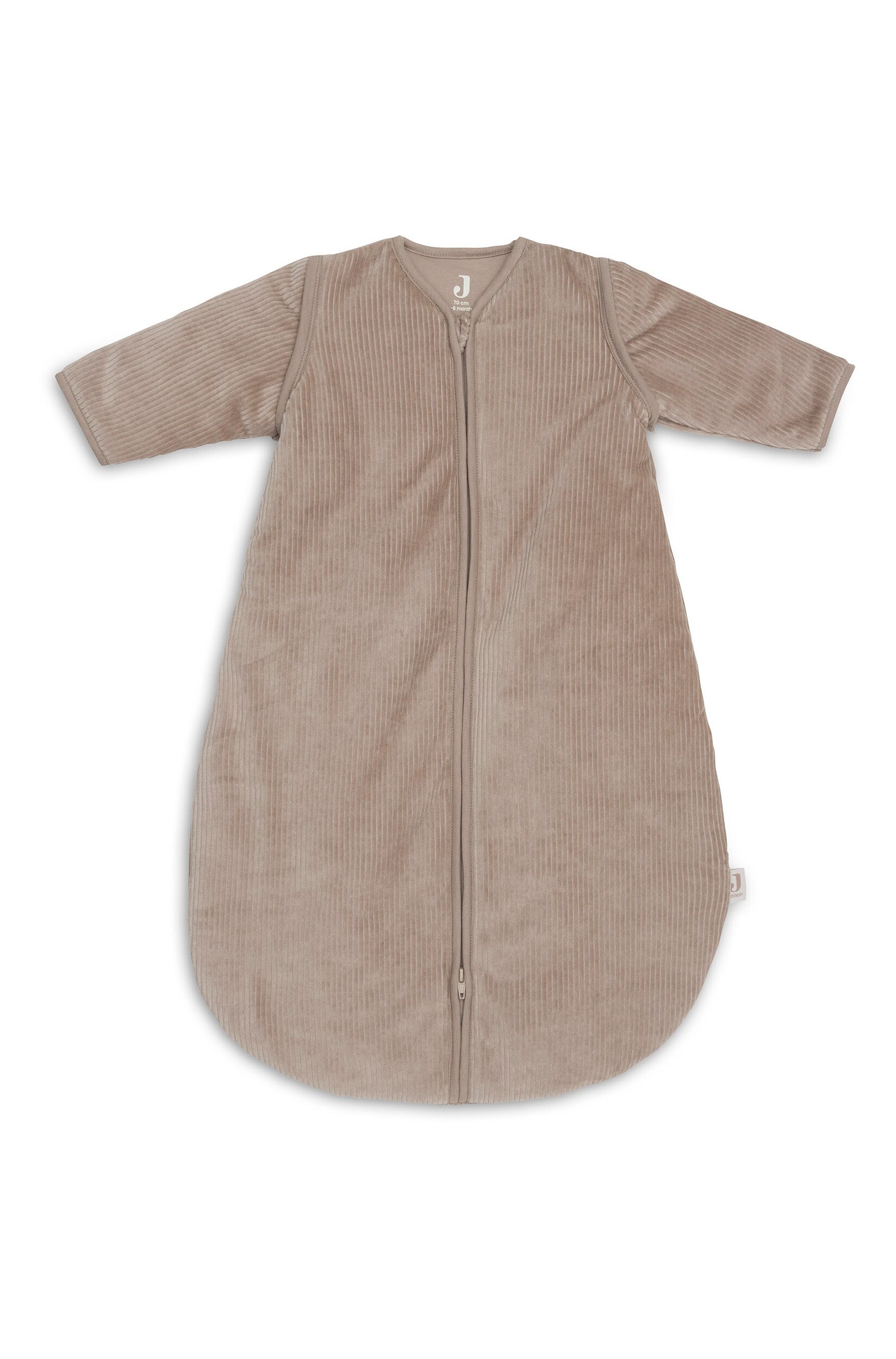Een beige babyslaapzak met een geribde corduroystructuur, lange mouwen en een volledige ritssluiting aan de voorkant hangt aan een hanger op een houten standaard. Een tweede, vergelijkbare babyslaapzak in een stoffige rozetint is gedeeltelijk zichtbaar en hangt direct erachter.