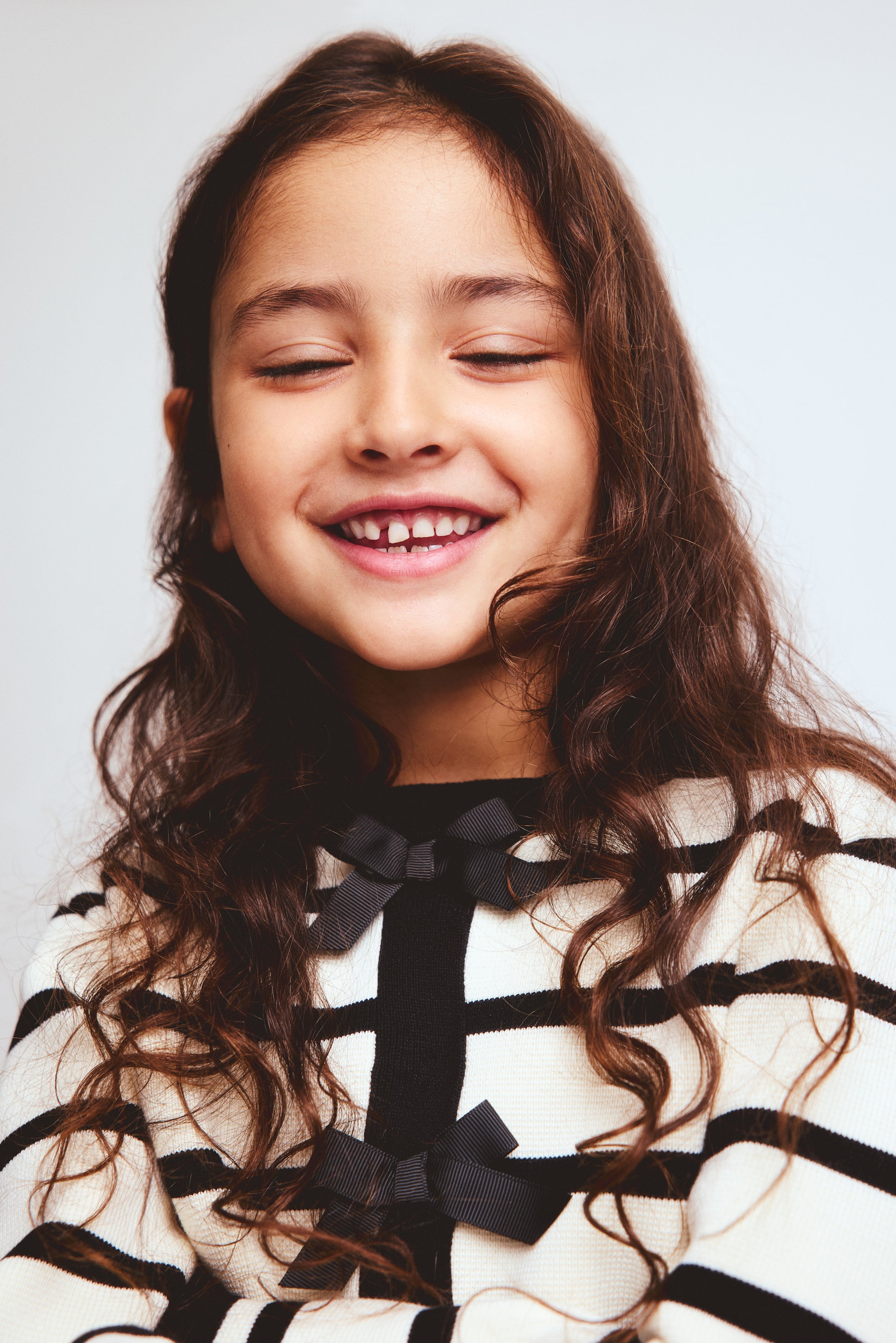 Ampliar la imagen: Cárdigan con moños - Blanco/Rayas negras - Kids | H&M MX 3