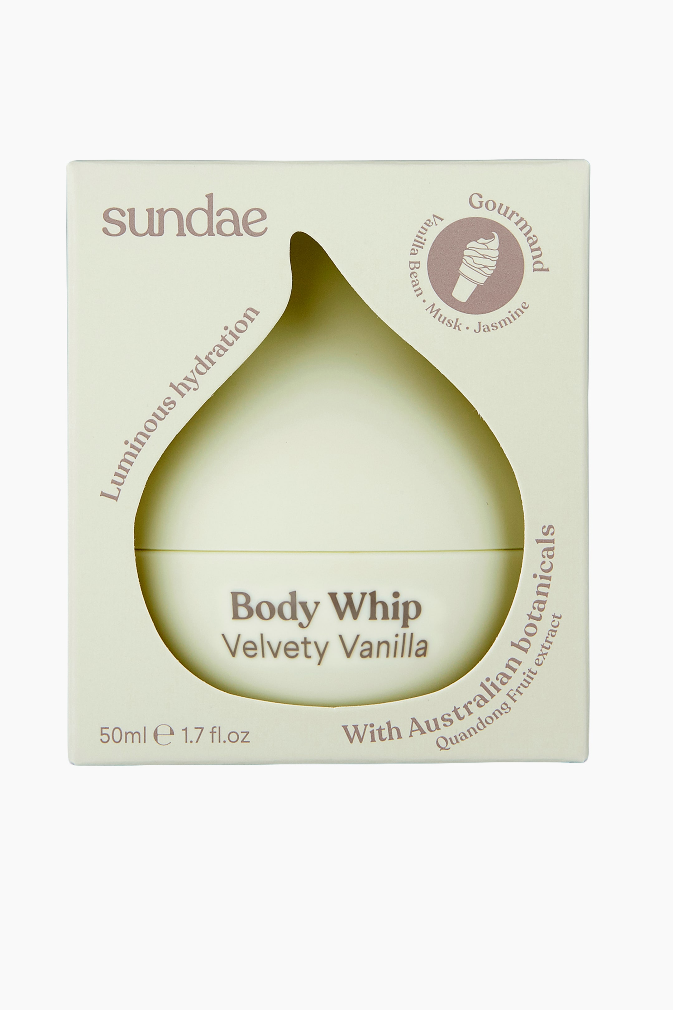 Visa större bild: Sundae Velvety Vanilla Body Whip står i sin ljusgröna fyrkantiga kartongförpackning, som har en droppformad utskärning som avslöjar den rundade krämfärgade burken inuti. Ytterförpackningen visar brun text, inklusive varumärkesnamnet "sundae" och produktdetaljer, medan "Body Whip Velvety Vanilla" är tryckt på den synliga framsidan av den inre burken.