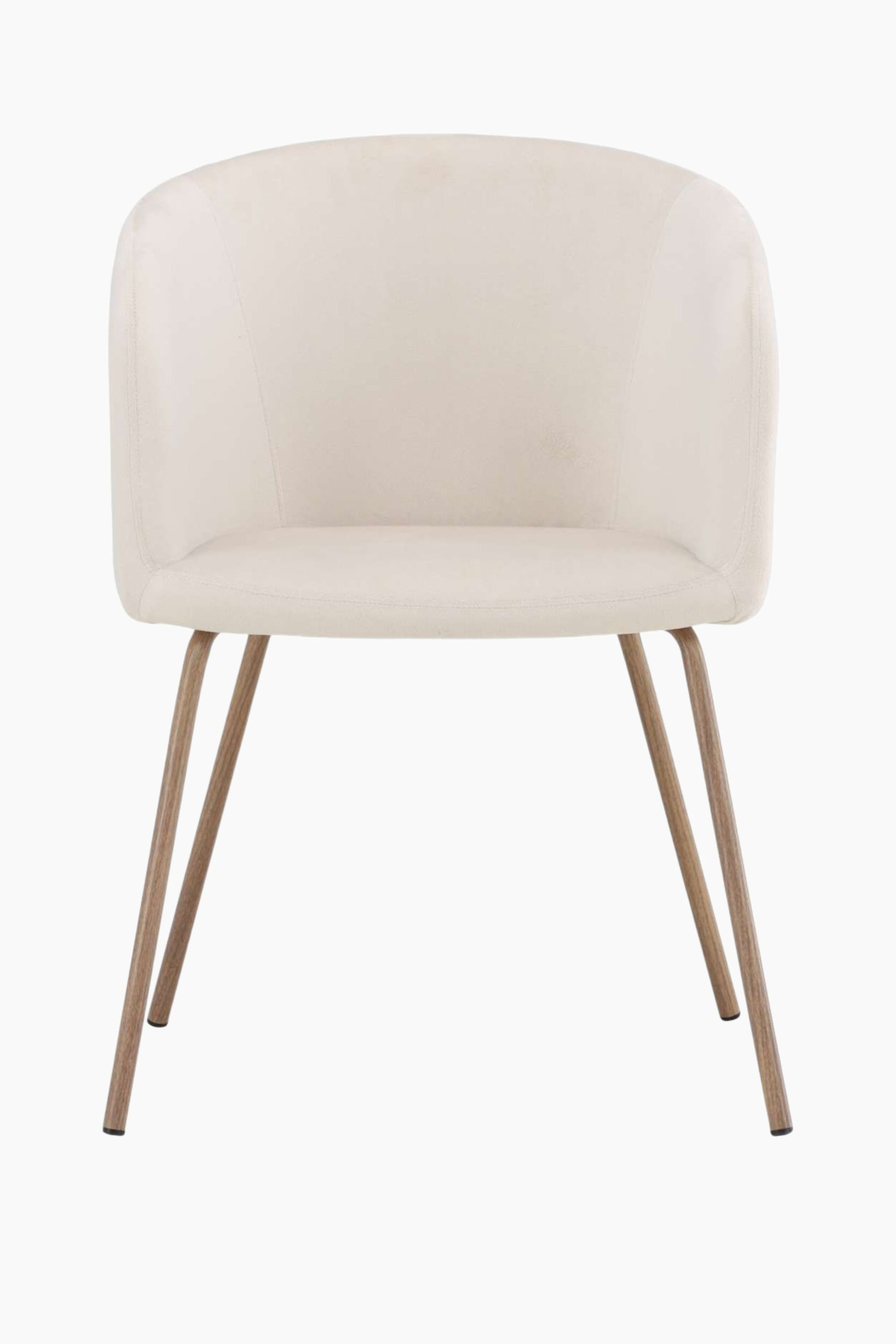 Größeres Bild anzeigen: Ein cremefarben gepolsterter Sessel zeichnet sich durch eine geschwungene Rückenlehne und integrierte Armlehnen aus. Er steht auf vier schlanken, nach außen geneigten Beinen mit einer hellen Holzmaserung und schwarzen Fußkappen, die direkt nach vorne gerichtet sind.