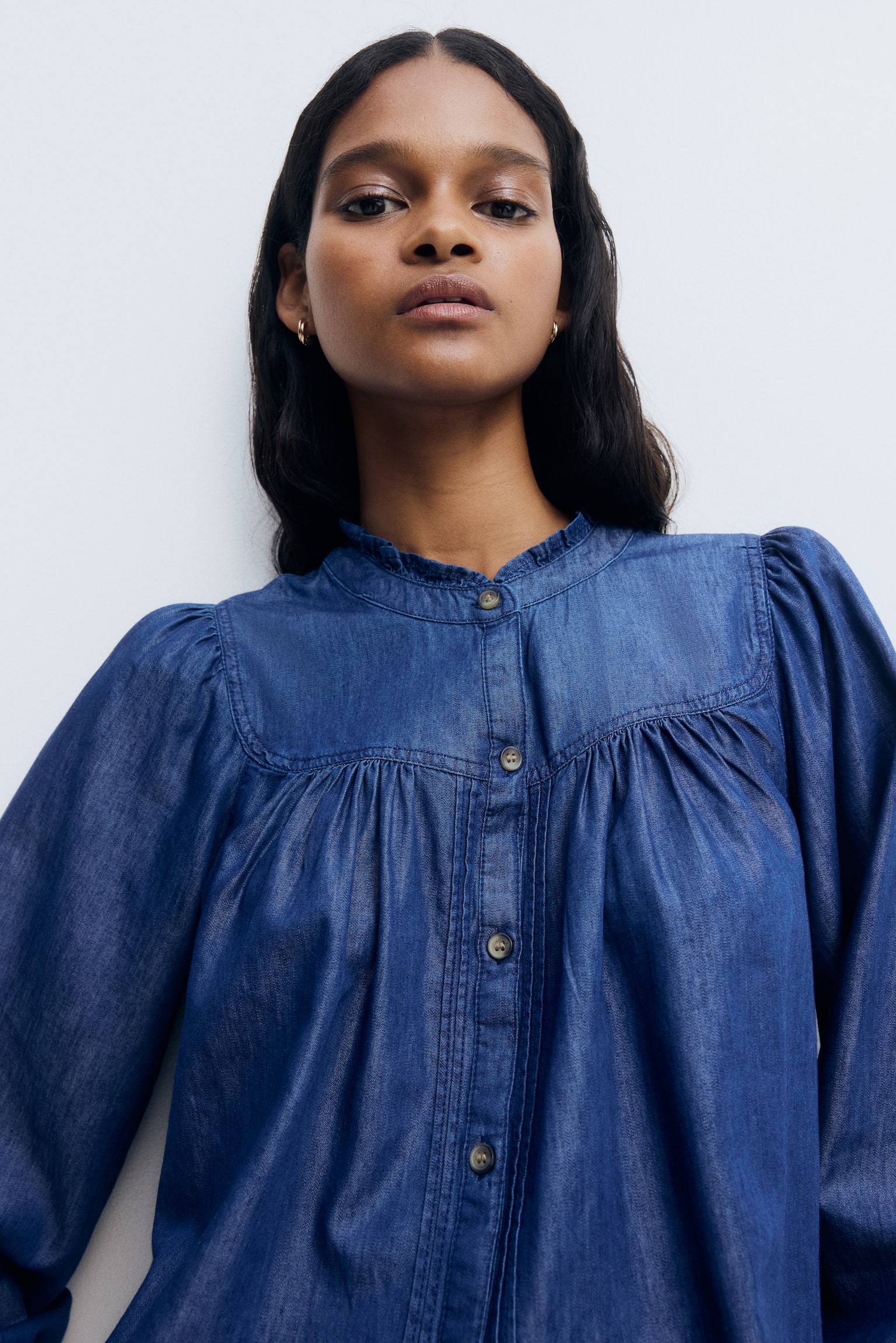 Женская блузка H&M Ruffle-Trimmed Denim Blouse, цвет: Тёмный джинсовый синий — фото 2