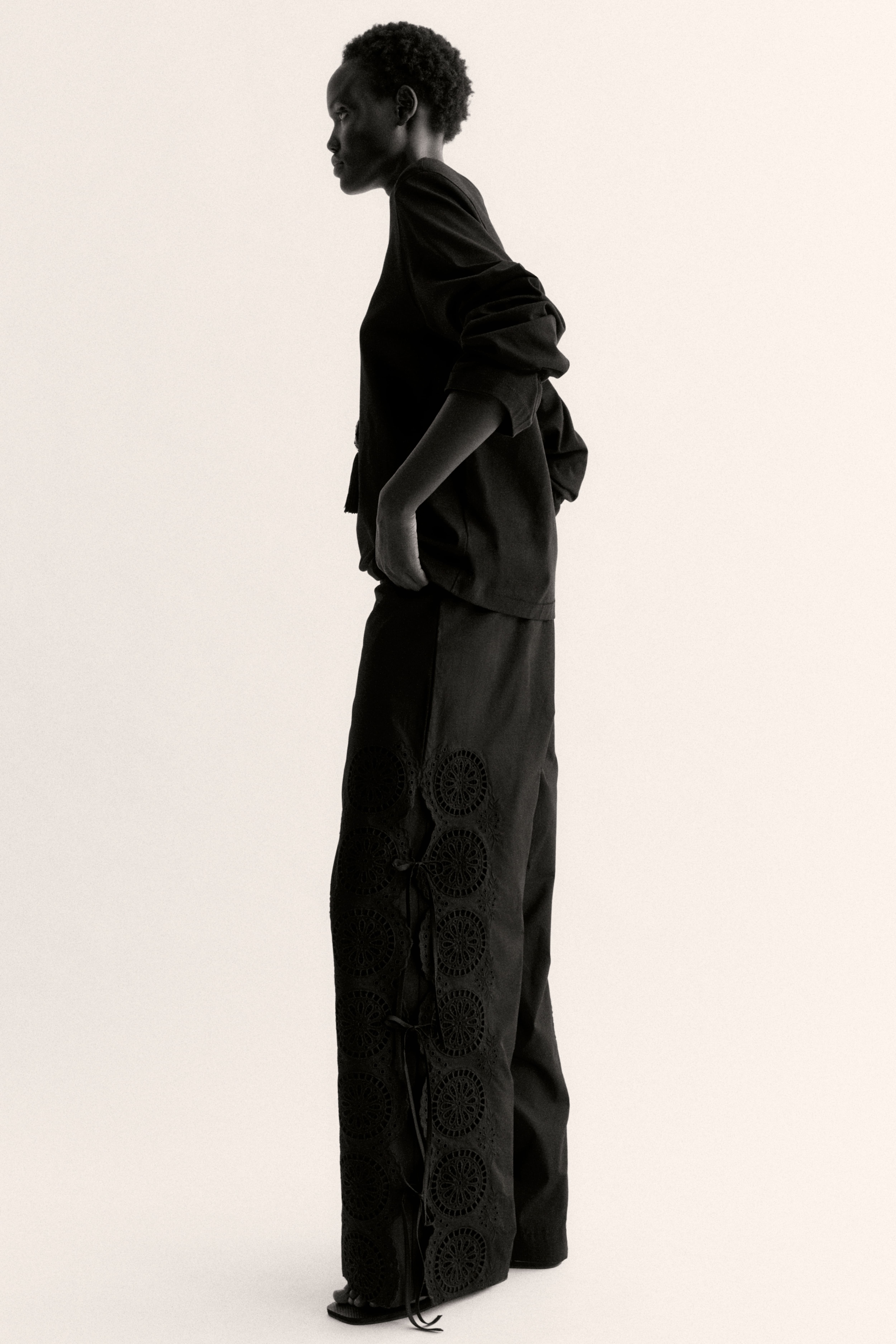 Pantalon avec détails à nouer et broderie anglaise