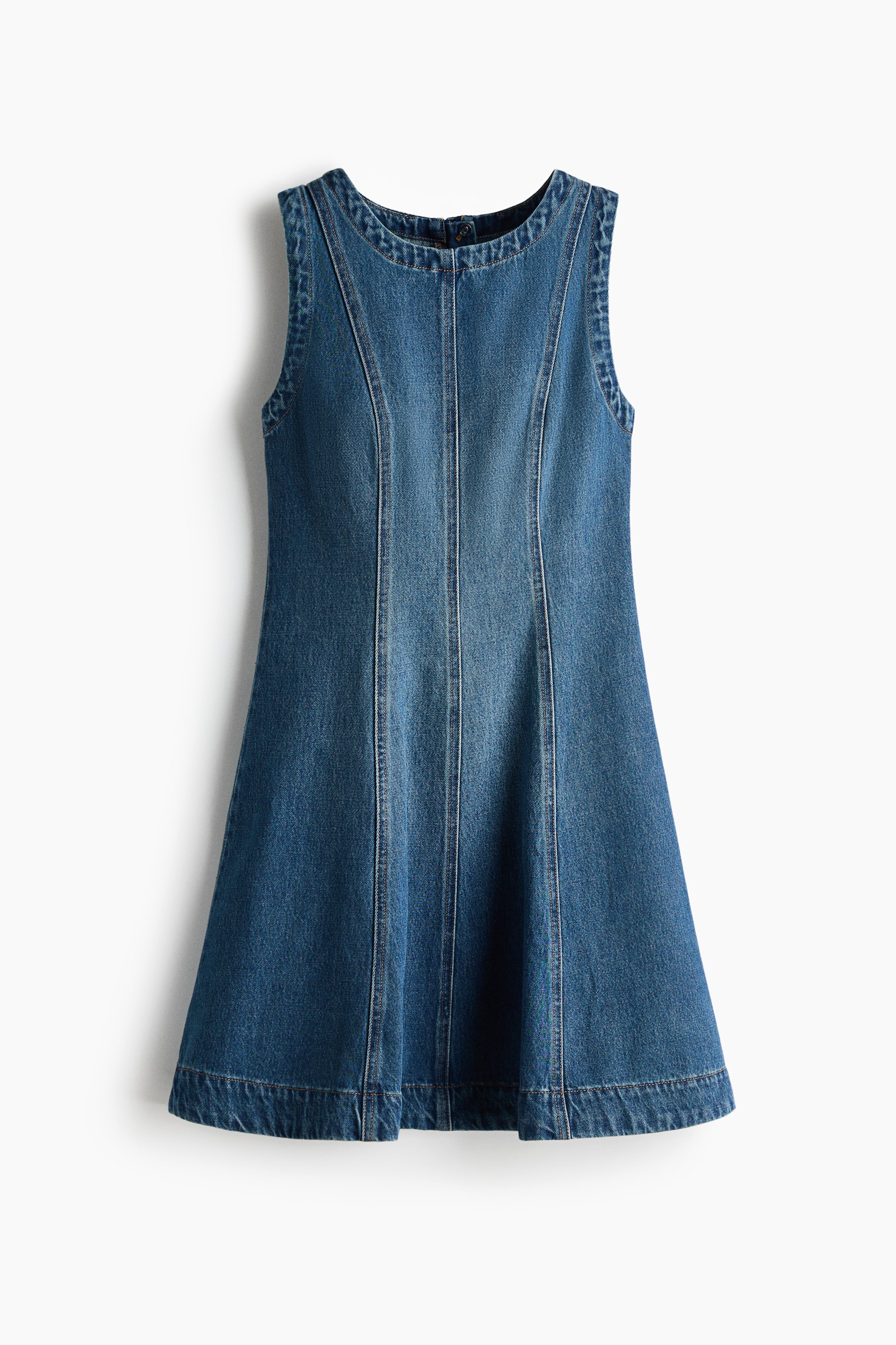 Größeres Bild anzeigen: Ein kurzes, ärmelloses Baumwoll-Denim-Kleid zeigt seine Vorderansicht mit einem runden Ausschnitt, einem taillierten Oberteil und einem ausgestellten Rock. Sichtbare vertikale Nähte betonen die Vorderseite des Kleides.