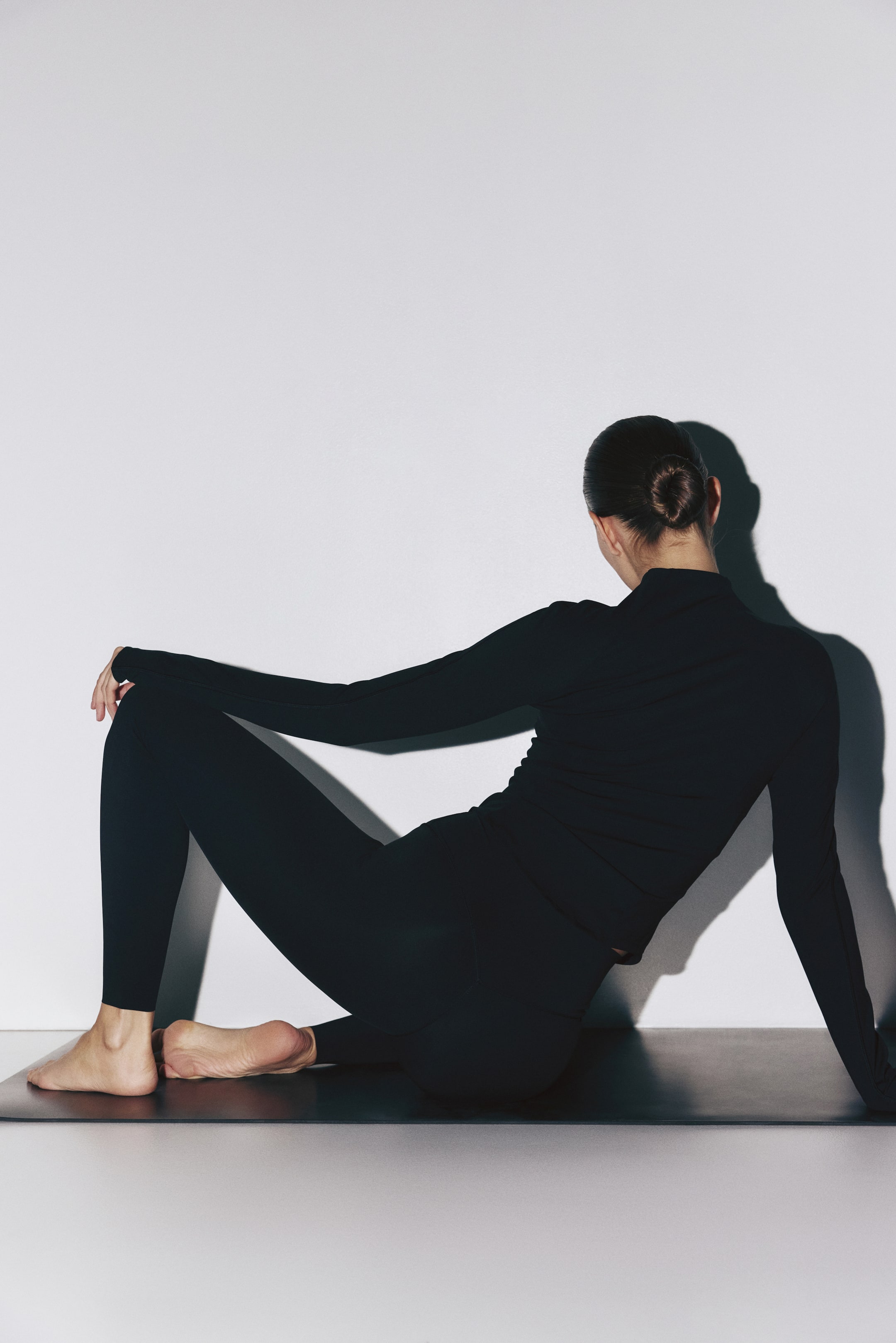 View larger image: Sports jacket with SculptMove™ - Black - Ladies | H&M IN 6