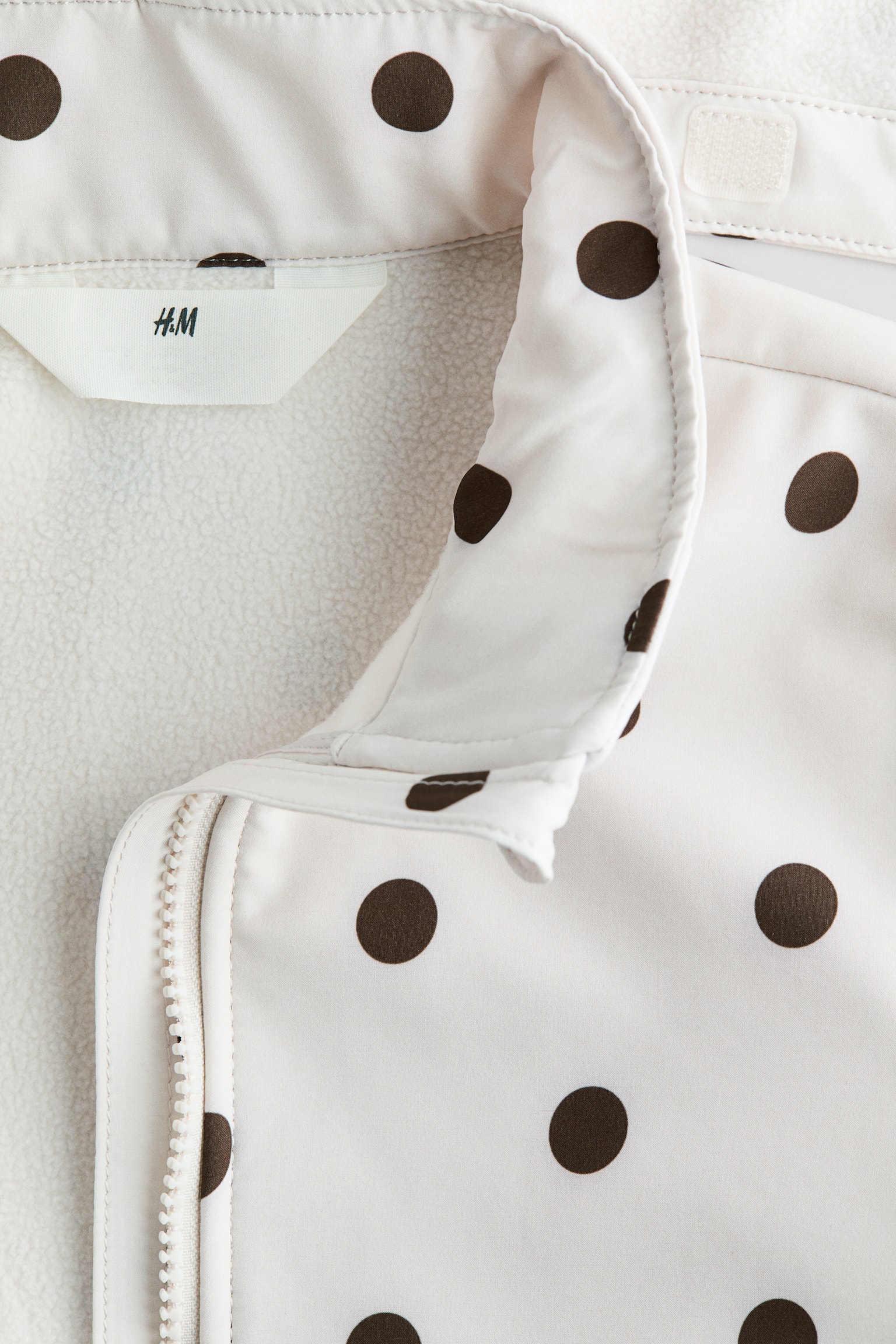 Детская куртка H&M Water-resistant softshell, цвет: Кремовый / В горошек — фото 3