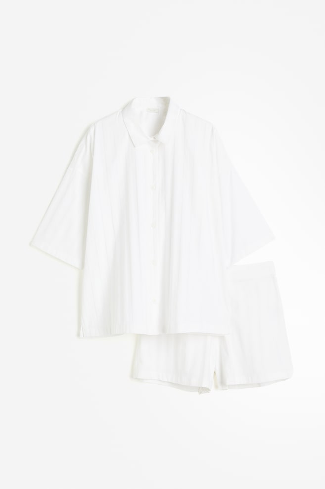 Piżama z bawełnianej satyny z koszulą i szortami - Biały/Paski - 2