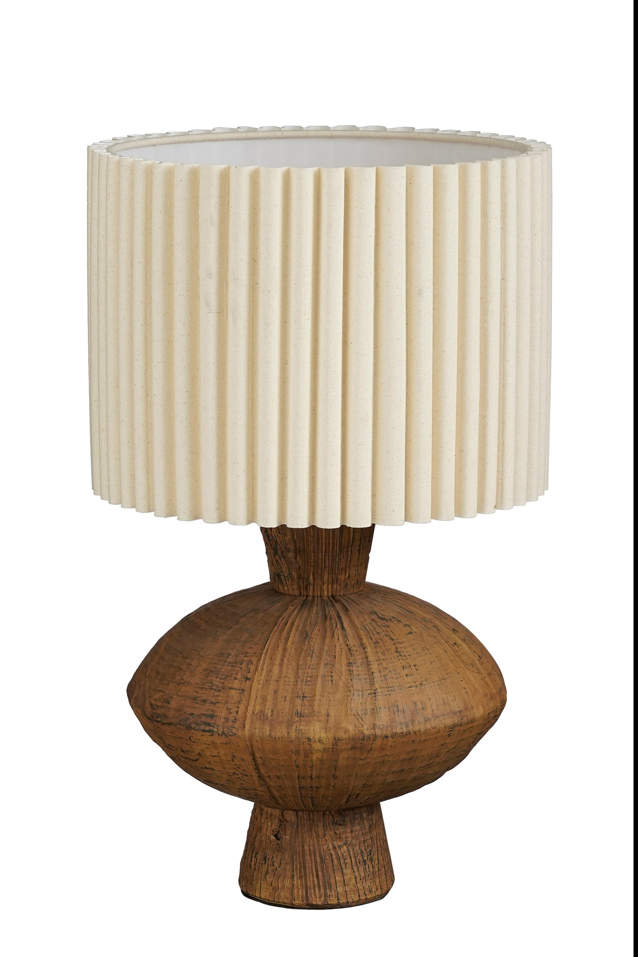 Größeres Bild ansehen: Eine Tischlampe mit einem cremefarbenen, vertikal gefalteten zylindrischen Lampenschirm, der auf einem dunkelbraunen, strukturierten Sockel mit einem bauchigen Mittelteil und einer Holzmaserung steht.