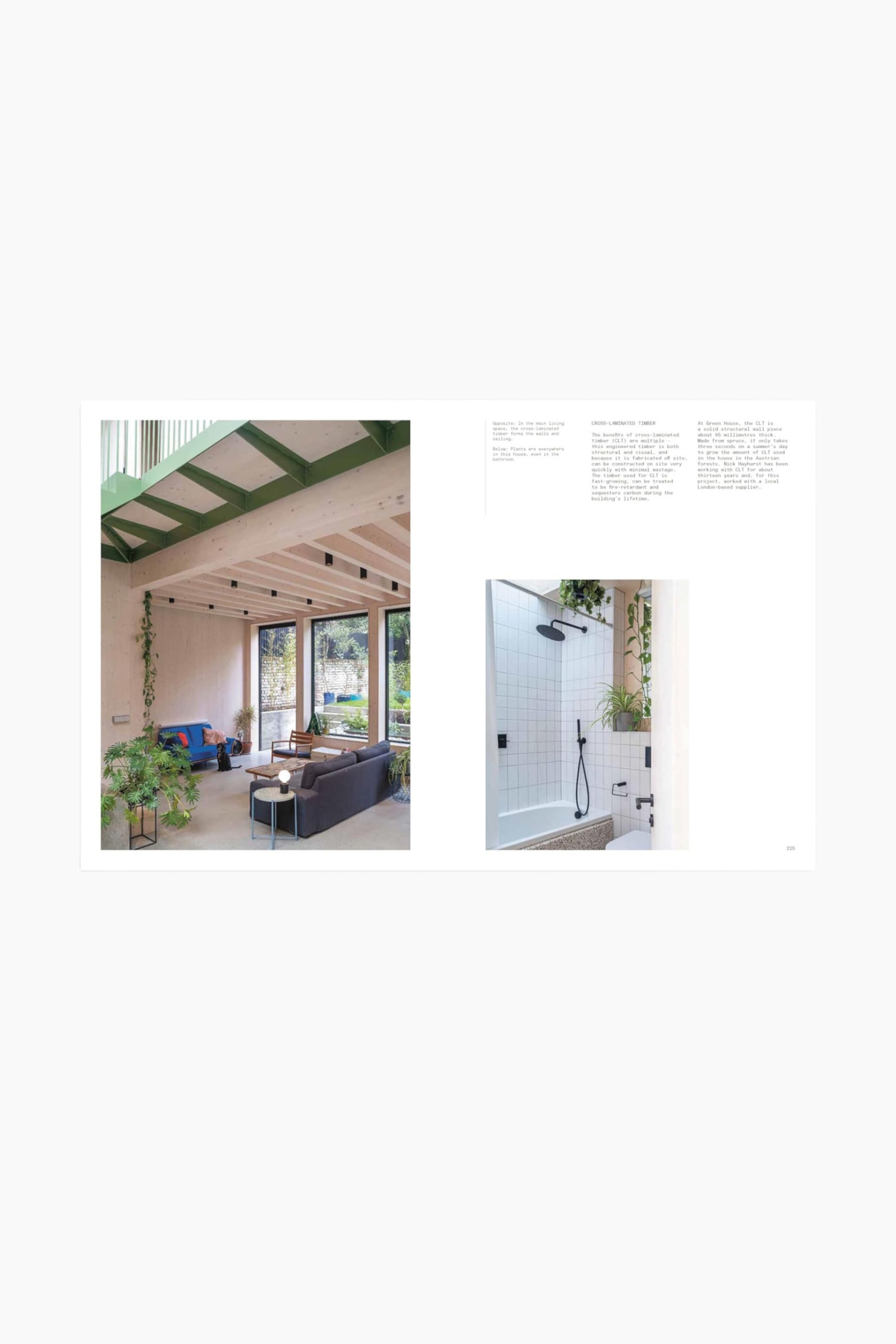Grotere afbeelding bekijken: Een open pagina uit een publicatie toont twee interieurfoto's en begeleidende beschrijvende tekst. De linkerfoto toont een leefruimte met zichtbare houten balken, groene structurele elementen en grote ramen, terwijl de rechterfoto een badkamergebied toont met witte metrotegels en matzwarte armaturen.