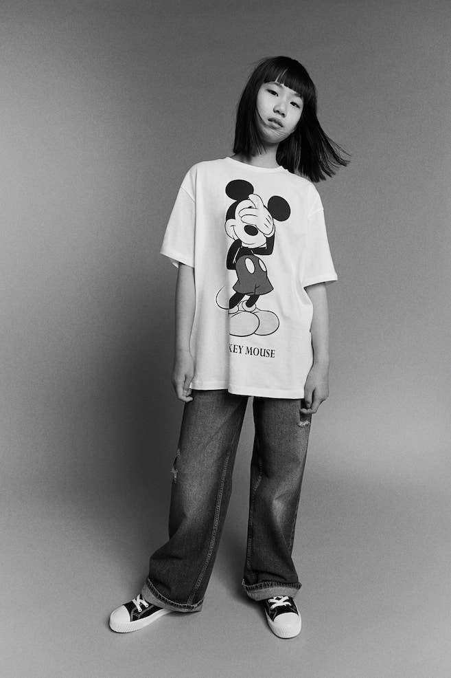 Oversized T-shirt med tryk - Hvid/Mickey Mouse/Sort/Lilo & Stitch/Syrenlilla/SmileyWorld®/Hvid/SmileyWorld®/Hvid/Keith Haring/Mørkegrå/Blondie/Hvid/Blackpink/Mørkegrå/SmileyWorld®/Mørkegrå/Den lille havfrue - 3