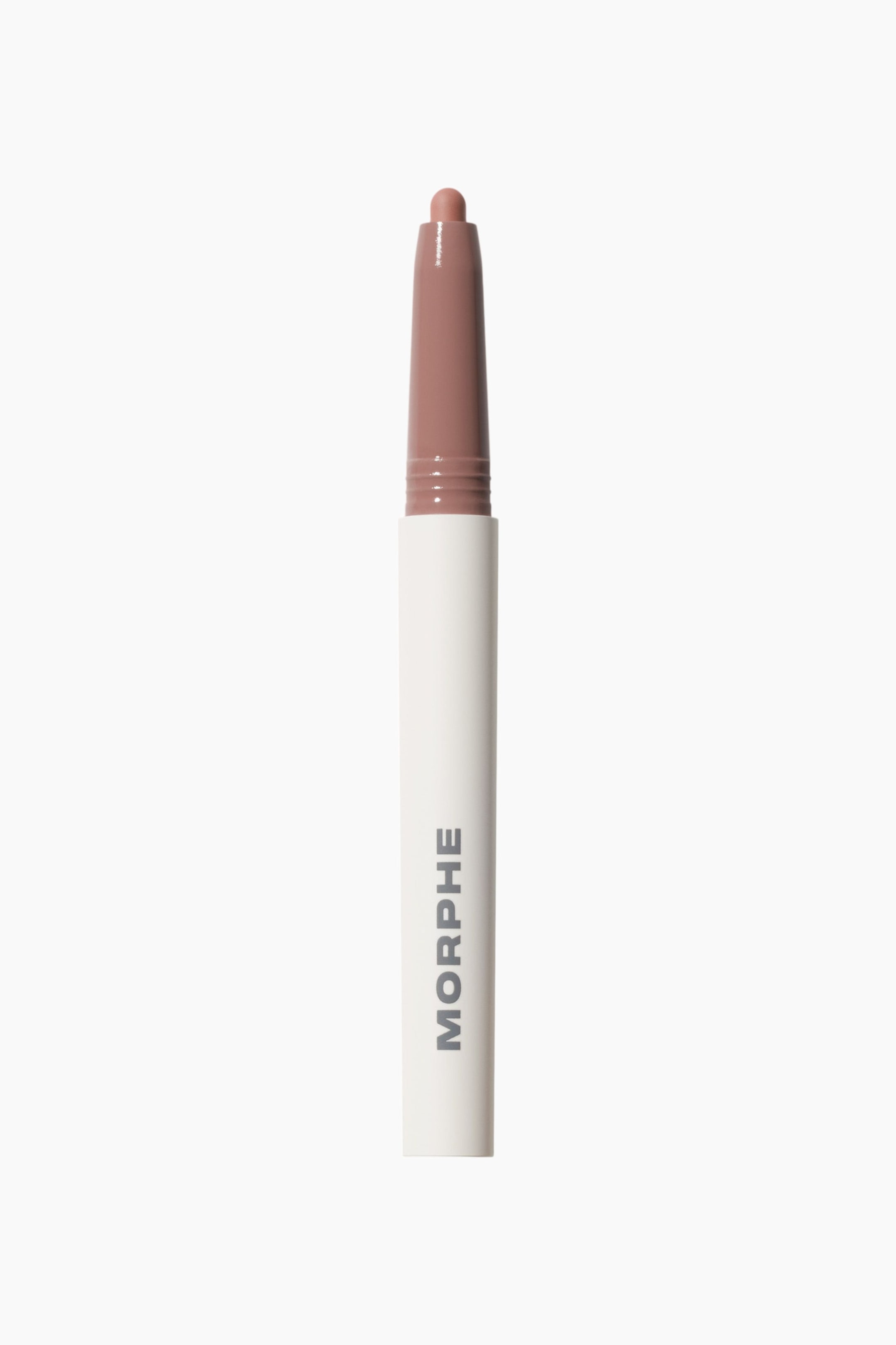 Visa större bild: Sculptwear Signature Lip Pencil står vertikalt och visar upp en matt vit hylsa med varumärkesnamnet ”MORPHE” tryckt i grått. En glansig, mauve-nude-färgad spets sticker ut från hylsans övre del och avslöjar en rundad stiftapplikator i samma nyans.