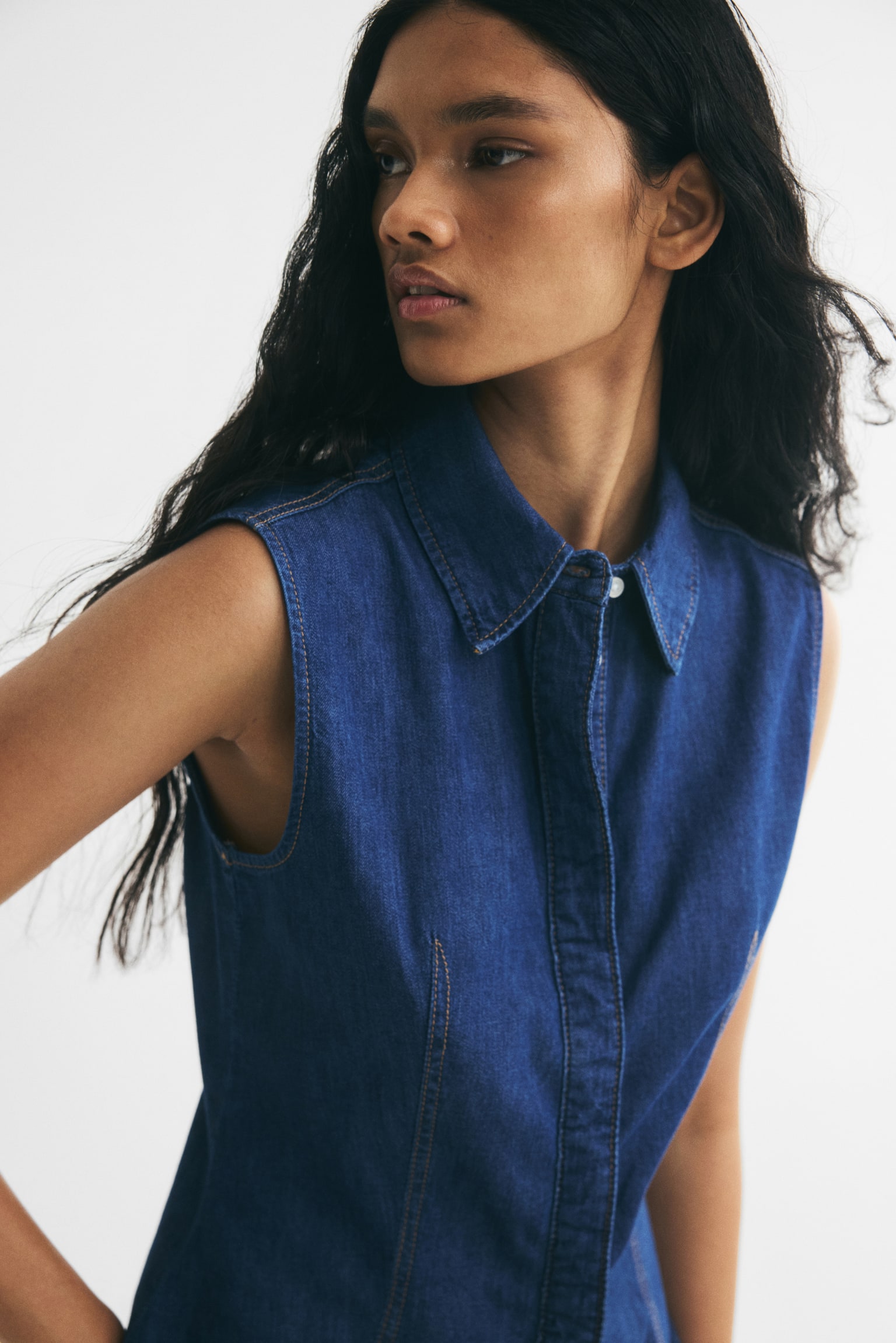 Женская рубашка H&M Sleeveless Denim Shirt, цвет: Тёмный джинсовый синий — фото 4