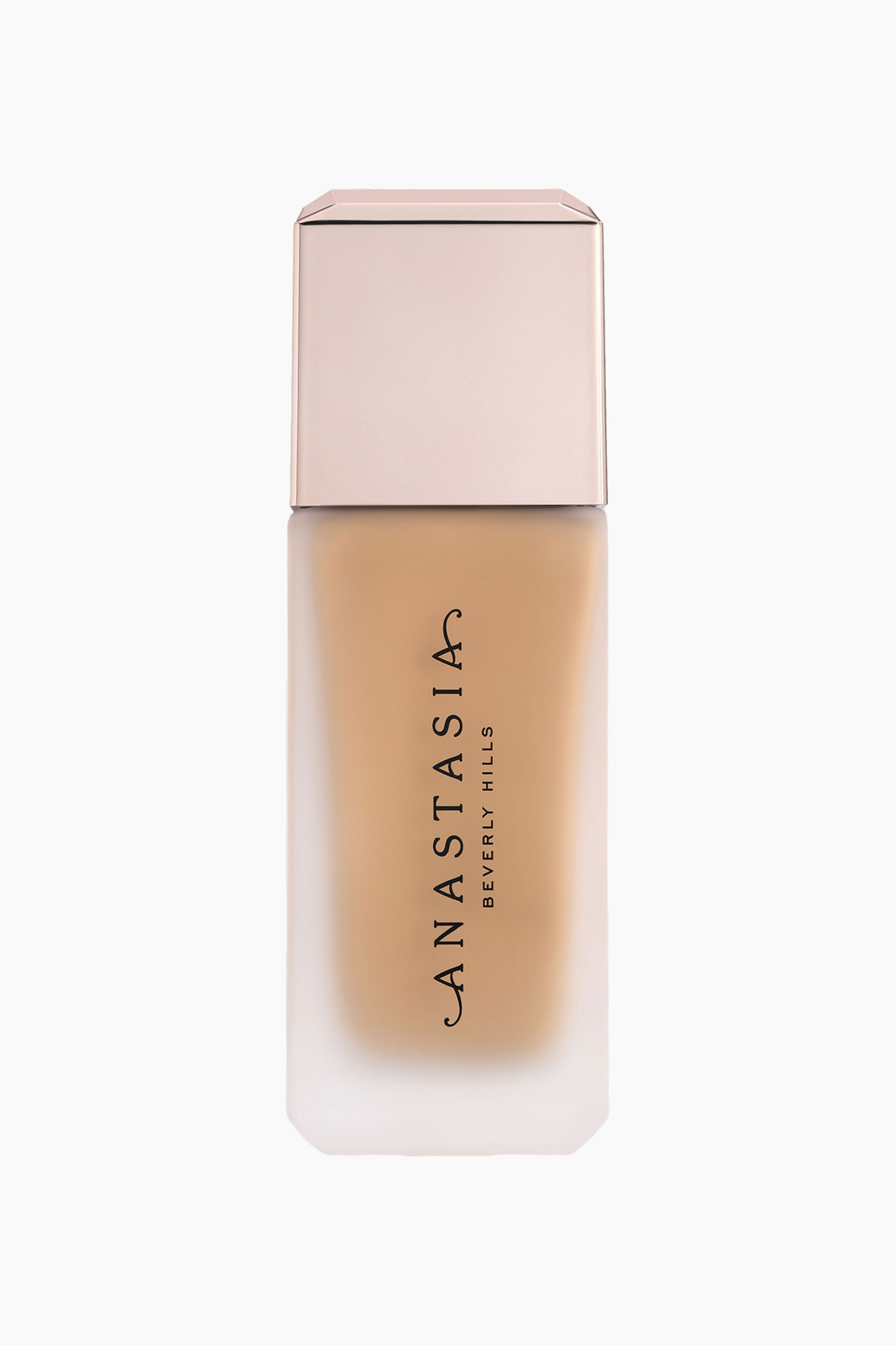 Visa större bild: En foundationflaska visar en ljus beige vätska inom sin frostade glasflaska, och ett rektangulärt, metalliskt roséguldfärgat lock täcker toppen samtidigt som det visar fasade kanter. "ANASTASIA BEVERLY HILLS" visas vertikalt i svart text på flaskans framsida.